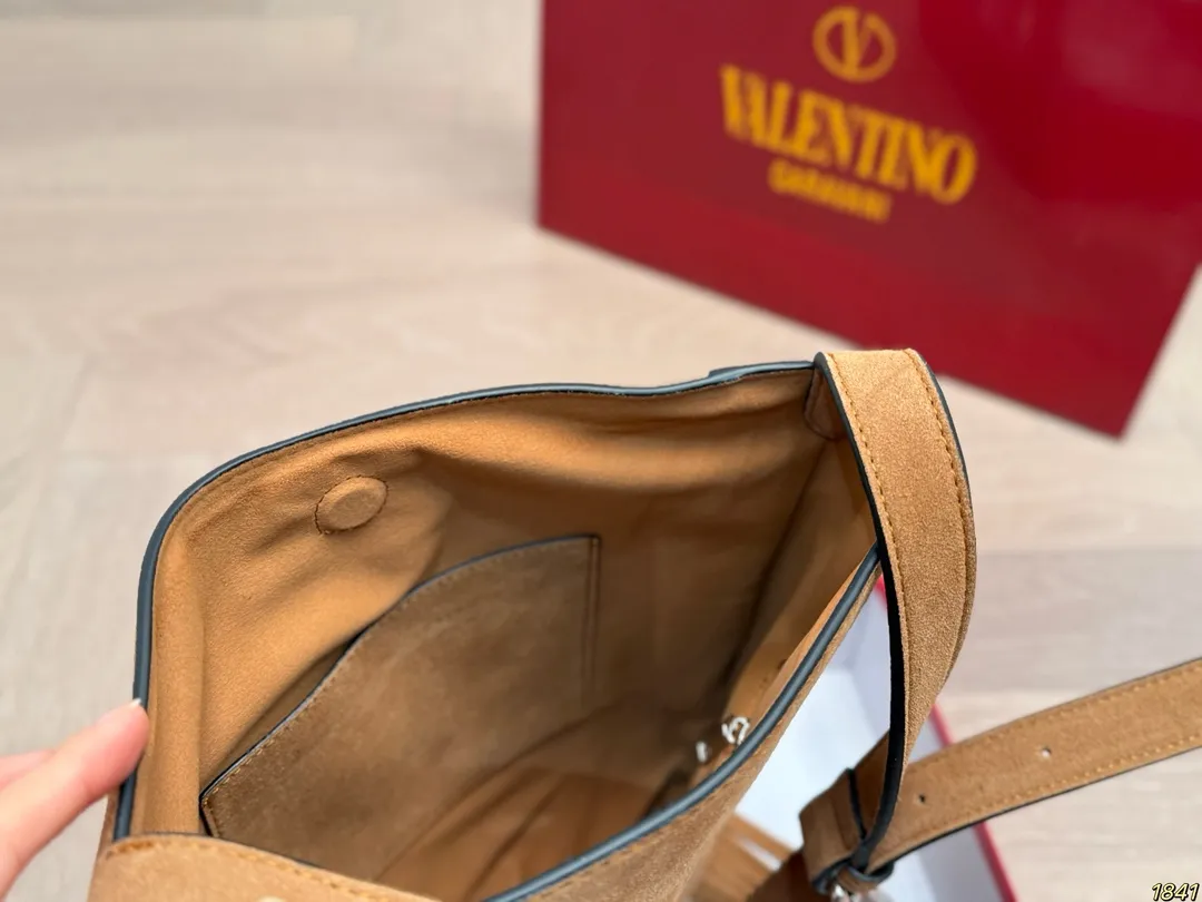 ¥330 with box Valentino tassel rivet handbag The tassel embellishment is super personalized! The V-shaped logo on the front is super classic and highly recognizable. The shoulder strap is adjustable, so it can be carried by hand or carried on the shoulder. It has a large capacity and can hold daily small items for commuting and traveling. The rivets and tassel design make the bag more layered, and it looks great with simple or retro styles. It is practical and fashionable, and can easily enhance the quality of your outfit! Size 29*30