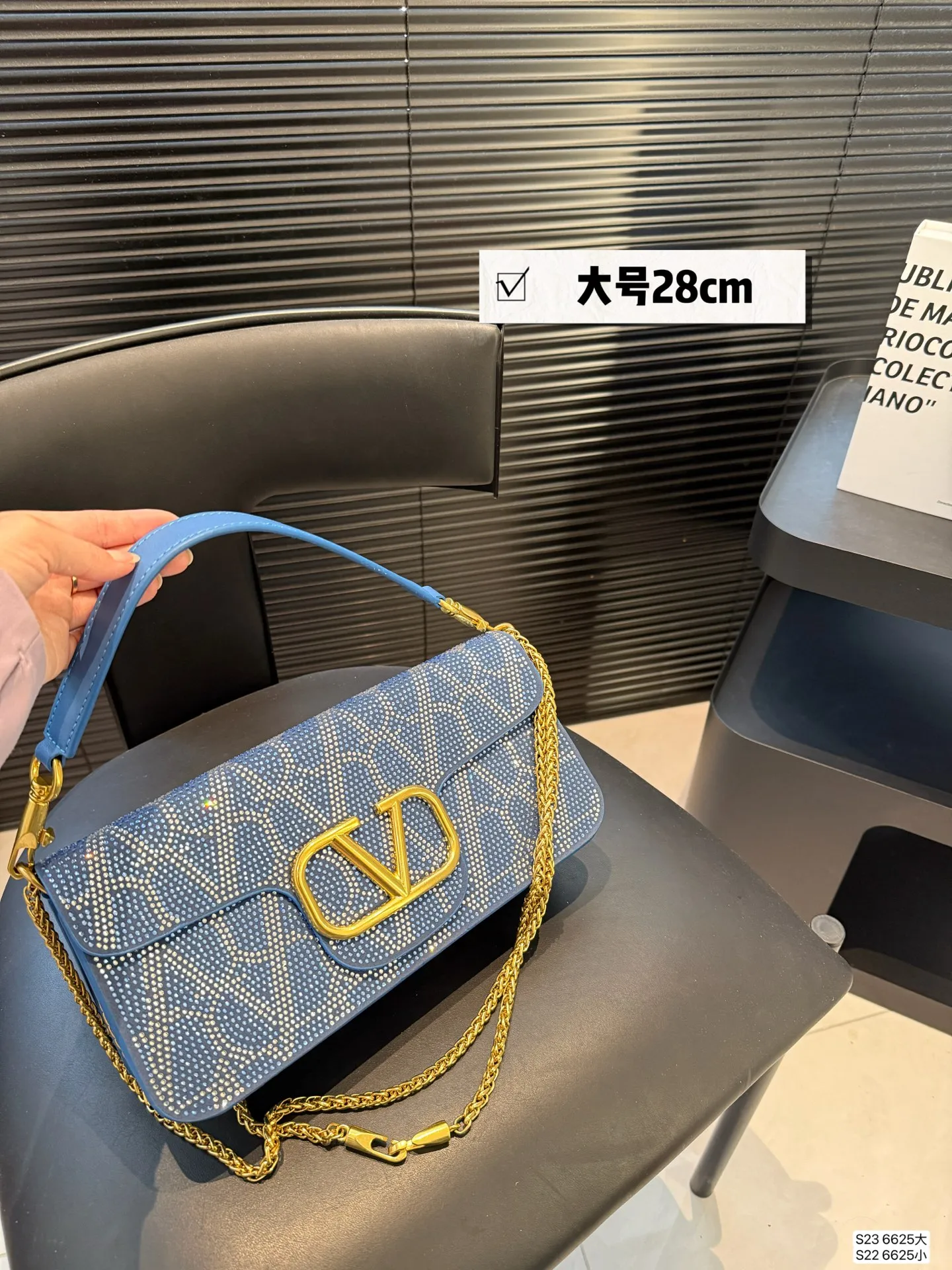 Large size P330 Small size P320 with folding box This time Valentino really went big. Favored by celebrities from all walks of life ~ The simple design is not only full of art but also exquisite. High-end sizes: Large size 28 13.5 Small size 20 11 Item No. 6625