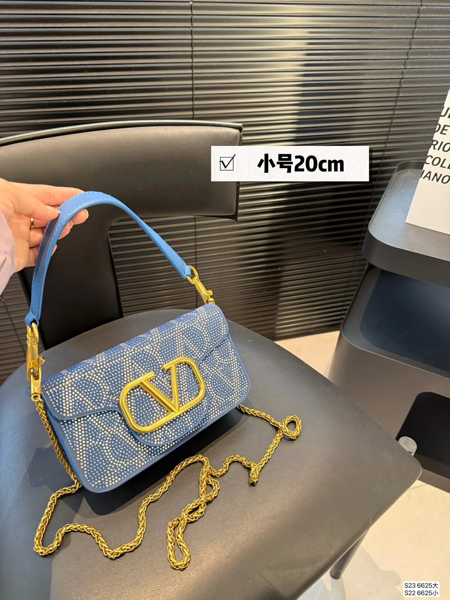 Large size P330 Small size P320 with folding box This time Valentino really went big. Favored by celebrities from all walks of life ~ The simple design is not only full of art but also exquisite. High-end sizes: Large size 28 13.5 Small size 20 11 Item No. 6625
