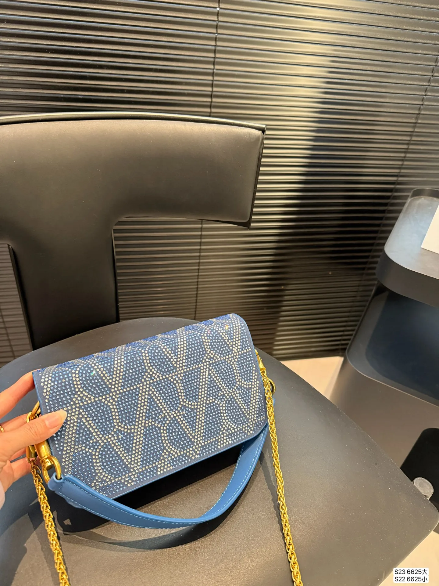 Large size P330 Small size P320 with folding box This time Valentino really went big. Favored by celebrities from all walks of life ~ The simple design is not only full of art but also exquisite. High-end sizes: Large size 28 13.5 Small size 20 11 Item No. 6625