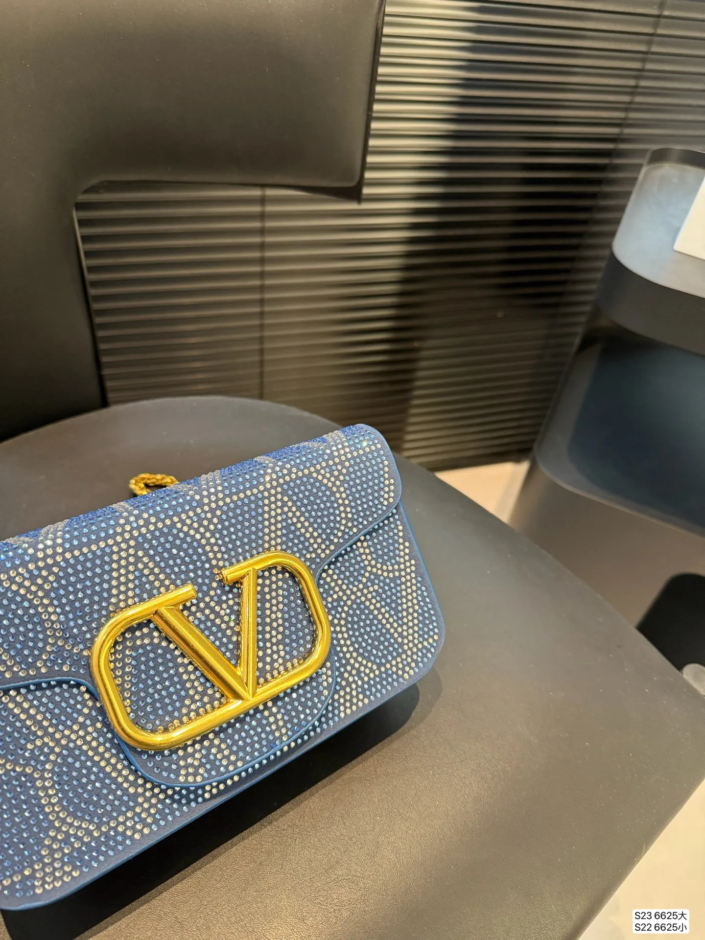 Large size P330 Small size P320 with folding box This time Valentino really went big. Favored by celebrities from all walks of life ~ The simple design is not only full of art but also exquisite. High-end sizes: Large size 28 13.5 Small size 20 11 Item No. 6625