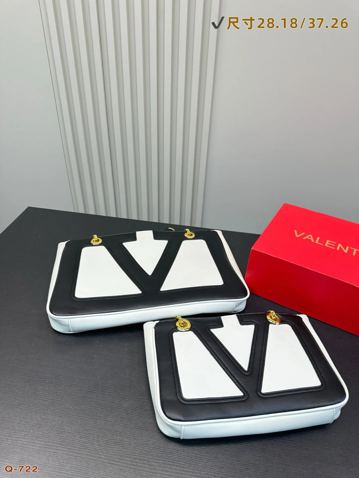 💰250💰270 Comes with a folding box. Valentino celebrity-style armpit bag. It has a high-end feel. This look is very versatile. No matter how you carry it, there is no pressure. Which girl can resist such a beautiful bag! Size 28.18/37.26