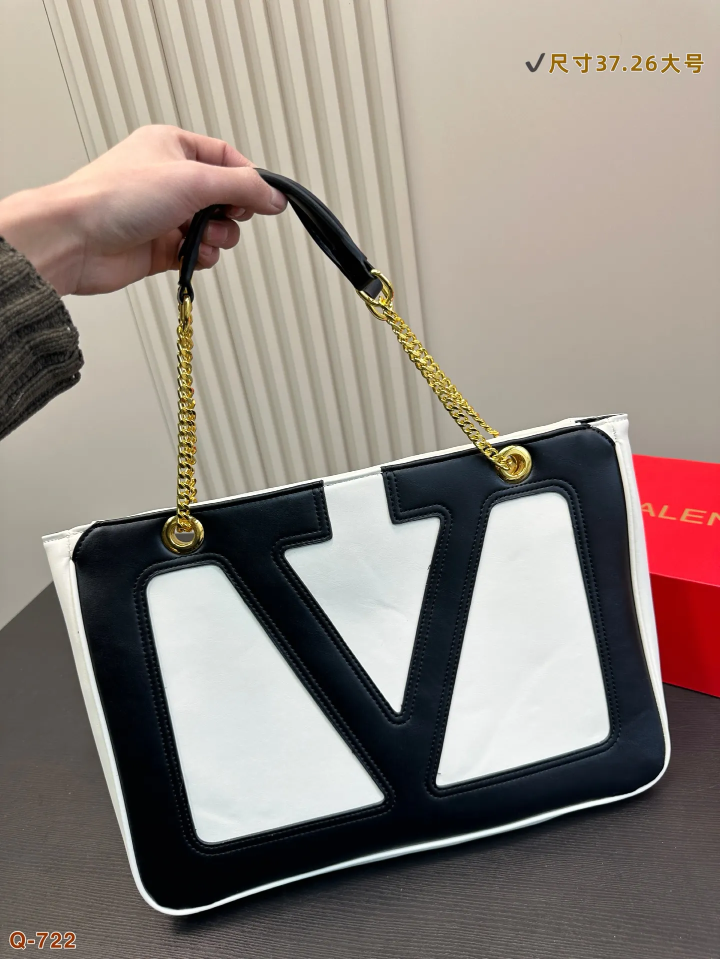 💰250💰270 Comes with a folding box. Valentino celebrity-style armpit bag. It has a high-end feel. This look is very versatile. No matter how you carry it, there is no pressure. Which girl can resist such a beautiful bag! Size 28.18/37.26