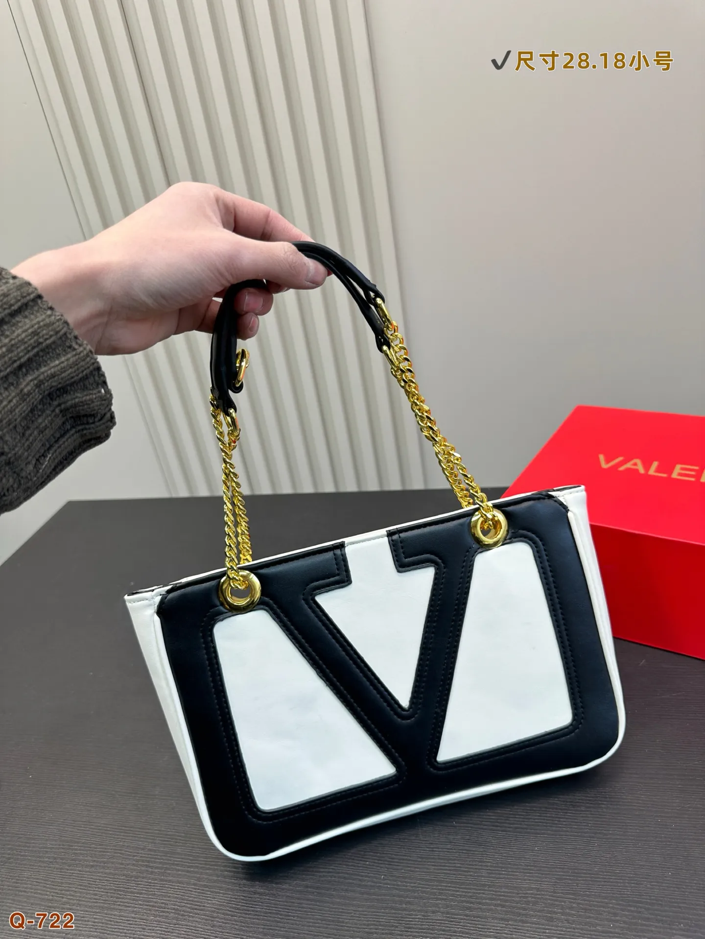 💰250💰270 Comes with a folding box. Valentino celebrity-style armpit bag. It has a high-end feel. This look is very versatile. No matter how you carry it, there is no pressure. Which girl can resist such a beautiful bag! Size 28.18/37.26