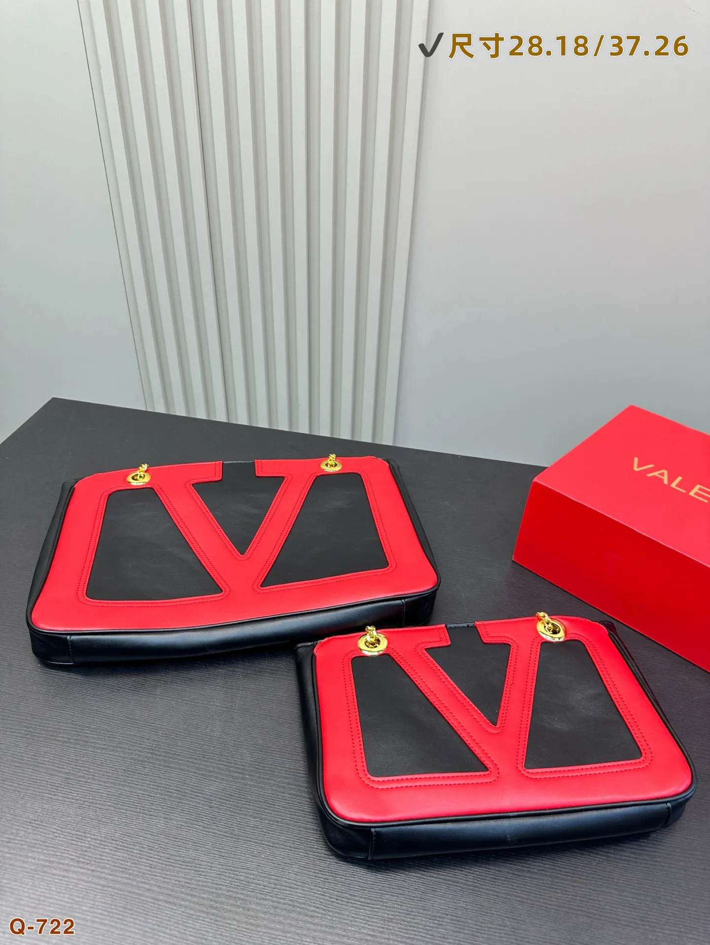 💰250💰270 Comes with a folding box. Valentino celebrity-style armpit bag. It has a high-end feel. This look is very versatile. No matter how you carry it, there is no pressure. Which girl can resist such a beautiful bag! Size 28.18/37.26