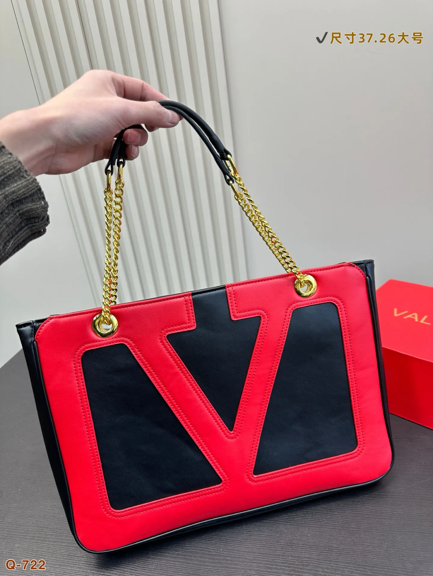 💰250💰270 Comes with a folding box. Valentino celebrity-style armpit bag. It has a high-end feel. This look is very versatile. No matter how you carry it, there is no pressure. Which girl can resist such a beautiful bag! Size 28.18/37.26