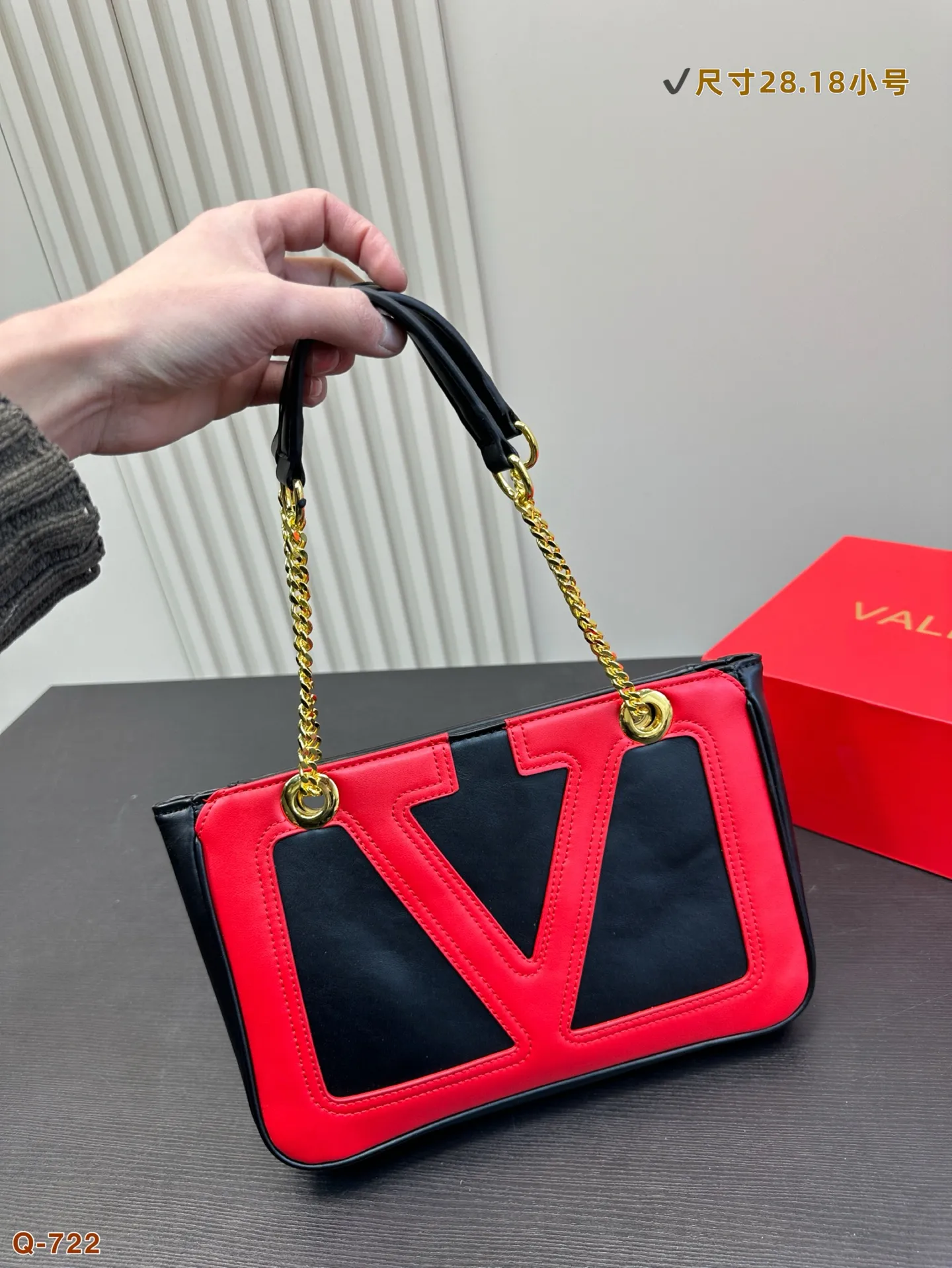 💰250💰270 Comes with a folding box. Valentino celebrity-style armpit bag. It has a high-end feel. This look is very versatile. No matter how you carry it, there is no pressure. Which girl can resist such a beautiful bag! Size 28.18/37.26