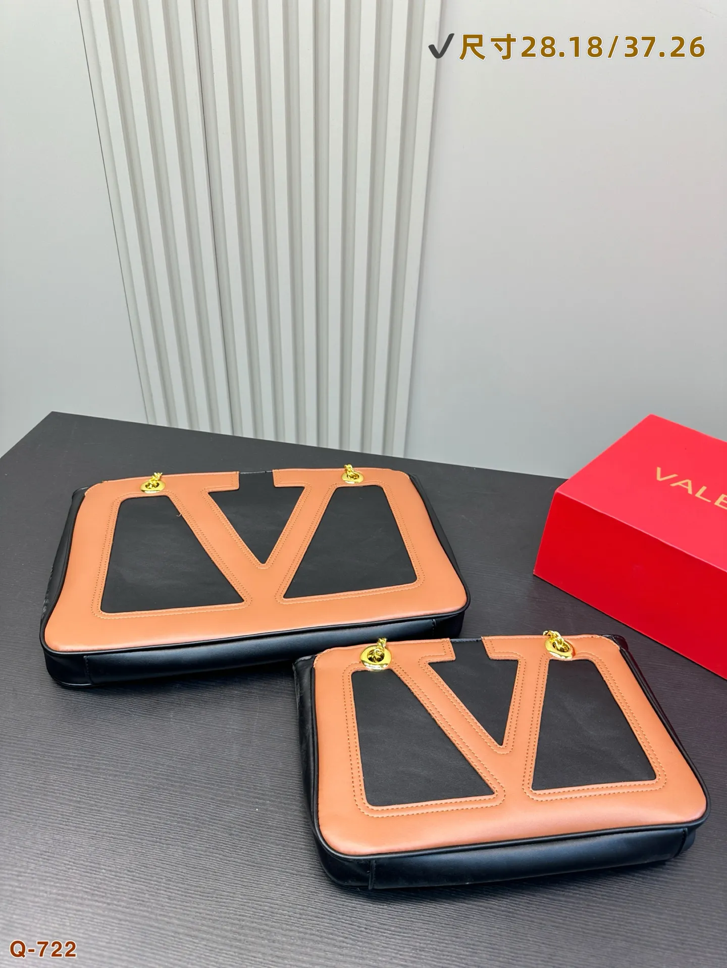 💰250💰270 Comes with a folding box. Valentino celebrity-style armpit bag. It has a high-end feel. This look is very versatile. No matter how you carry it, there is no pressure. Which girl can resist such a beautiful bag! Size 28.18/37.26