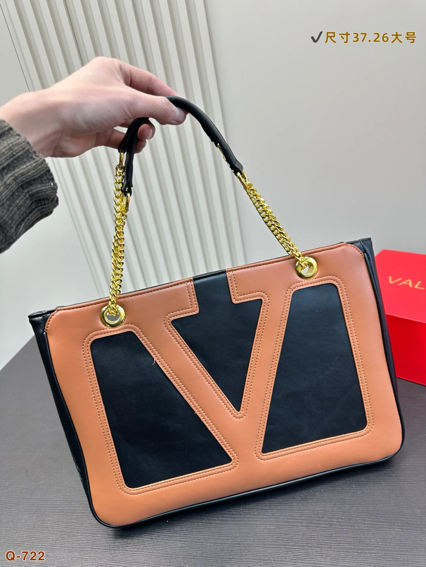 💰250💰270 Comes with a folding box. Valentino celebrity-style armpit bag. It has a high-end feel. This look is very versatile. No matter how you carry it, there is no pressure. Which girl can resist such a beautiful bag! Size 28.18/37.26