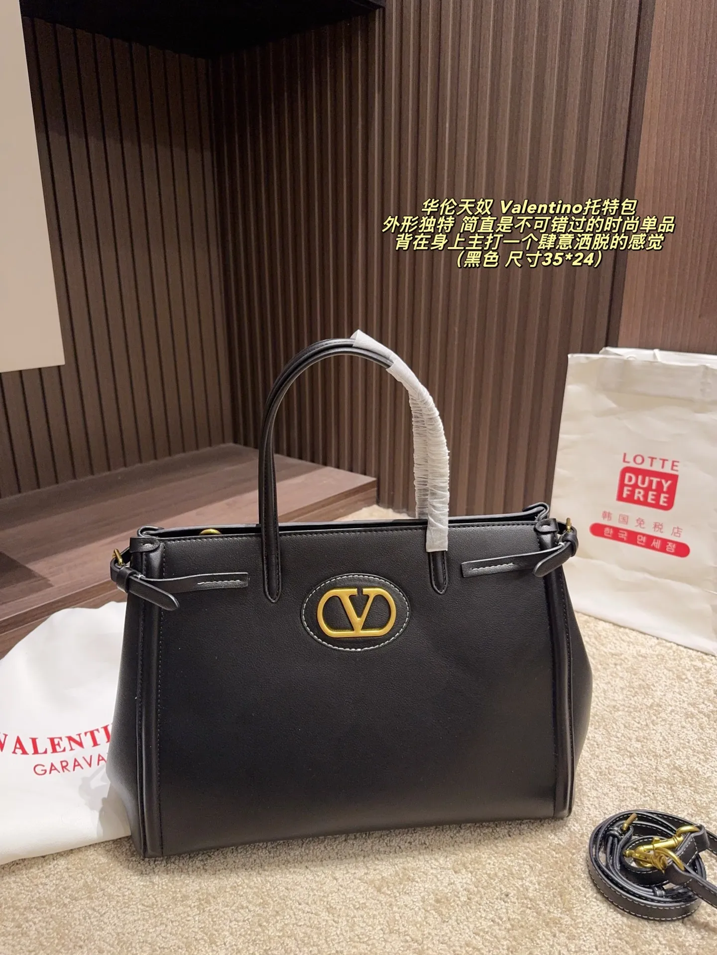 Cherry p480 without box ⚠️ size 35*24 p420 without box ⚠️ size 35*24 Valentino Tote bag has unlimited charm and unleashes your fashion attitude. It has a unique appearance and many lovely colors to choose from. It is a fashion item not to be missed. It is different from the softness of canvas bags. It gives a free and easy feeling when carried on the body. It is super textured and is loved by fashionistas.