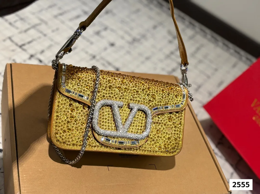 P360 P350 with folding box Valentino Loco shoulder bag The upper body effect is amazing, high-end but not rigid. The beauty is in it, the mysterious and sexy little one. You must choose it when attending banquets and evening parties. Size: Large 27 13 Small 20 12