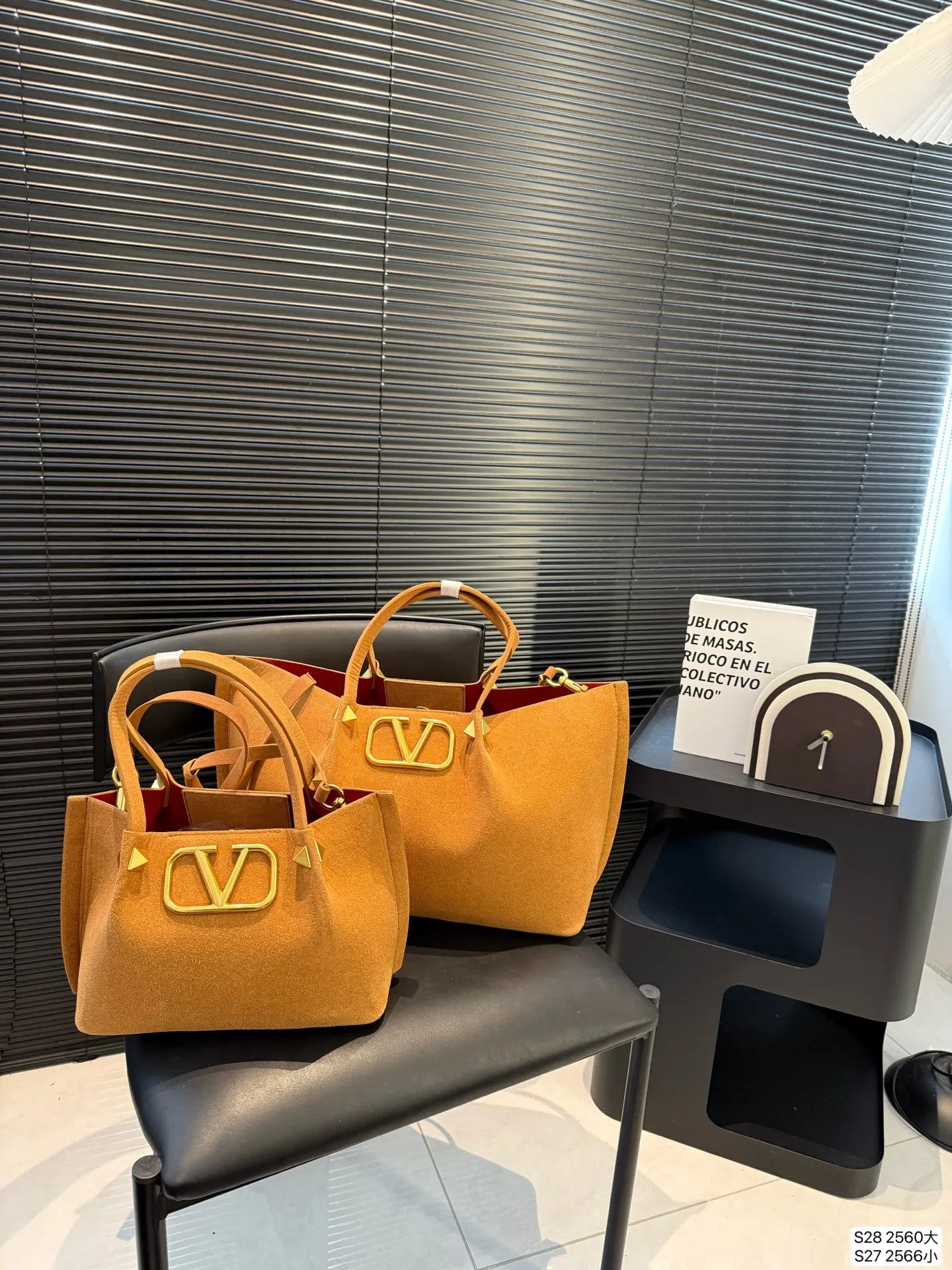 Large size P380 Small size P370 Valentino tote bag has a retro feel, high-end yet elegant, super atmospheric, suitable for commuting, casual, and dating. Size: Large size 37 23 Small size 25 19 Item number Large 2560 Small 2566