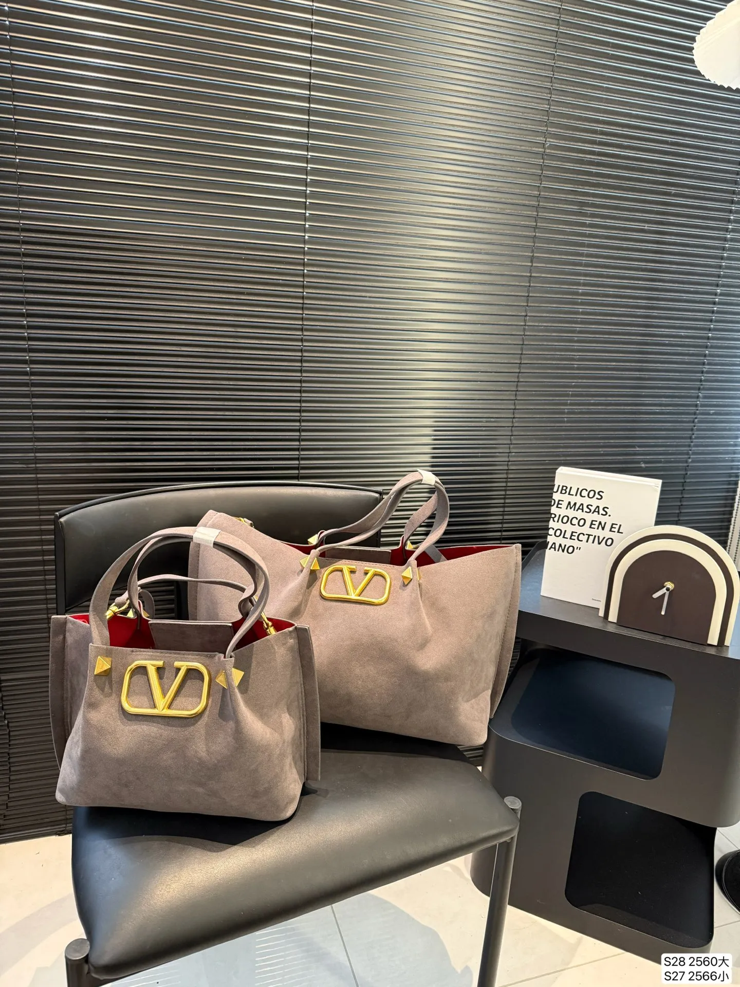 Large size P380 Small size P370 Valentino tote bag has a retro feel, high-end yet elegant, super atmospheric, suitable for commuting, casual, and dating. Size: Large size 37 23 Small size 25 19 Item number Large 2560 Small 2566