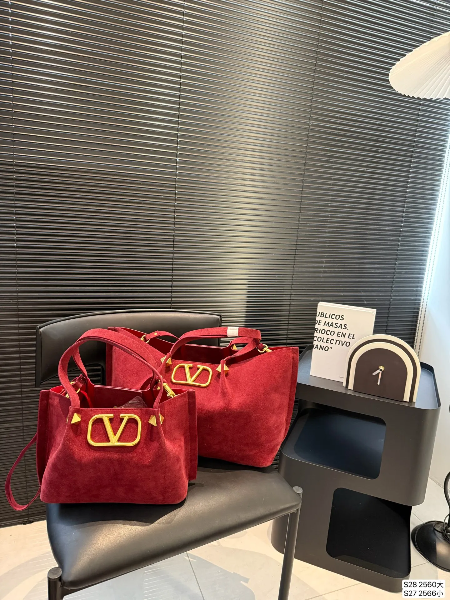 Large size P380 Small size P370 Valentino tote bag has a retro feel, high-end yet elegant, super atmospheric, suitable for commuting, casual, and dating. Size: Large size 37 23 Small size 25 19 Item number Large 2560 Small 2566