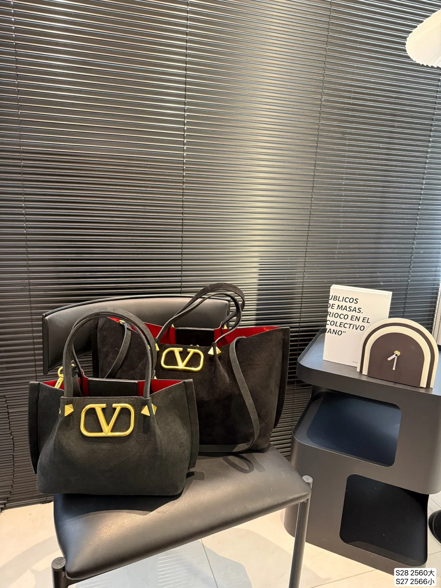 Large size P380 Small size P370 Valentino tote bag has a retro feel, high-end yet elegant, super atmospheric, suitable for commuting, casual, and dating. Size: Large size 37 23 Small size 25 19 Item number Large 2560 Small 2566