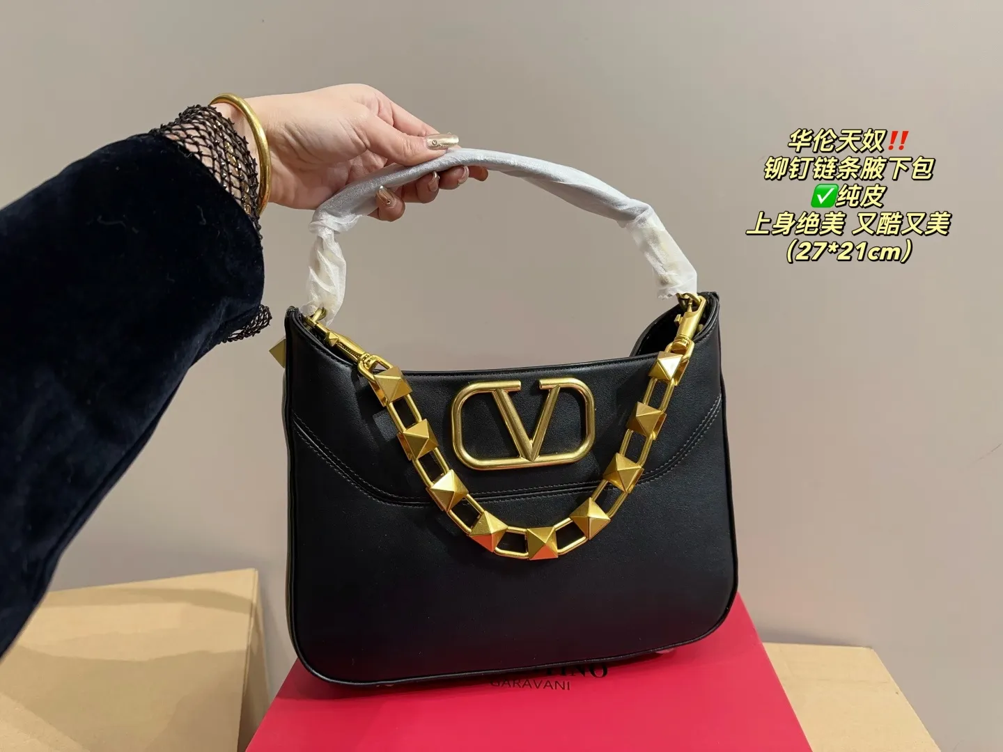 ✅Pure leather P400 with folding box⚠️Size 27.21 Valentino rivet chain armpit bag. The texture is so beautiful. The upper body is really too textured. Don’t be too attractive when shopping in daily life.