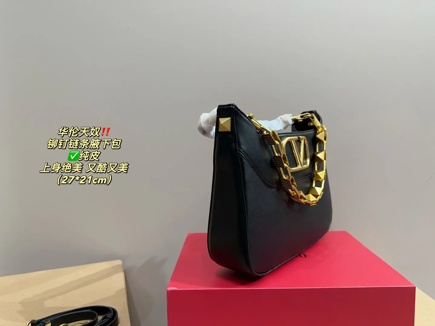 ✅Pure leather P400 with folding box⚠️Size 27.21 Valentino rivet chain armpit bag. The texture is so beautiful. The upper body is really too textured. Don’t be too attractive when shopping in daily life.