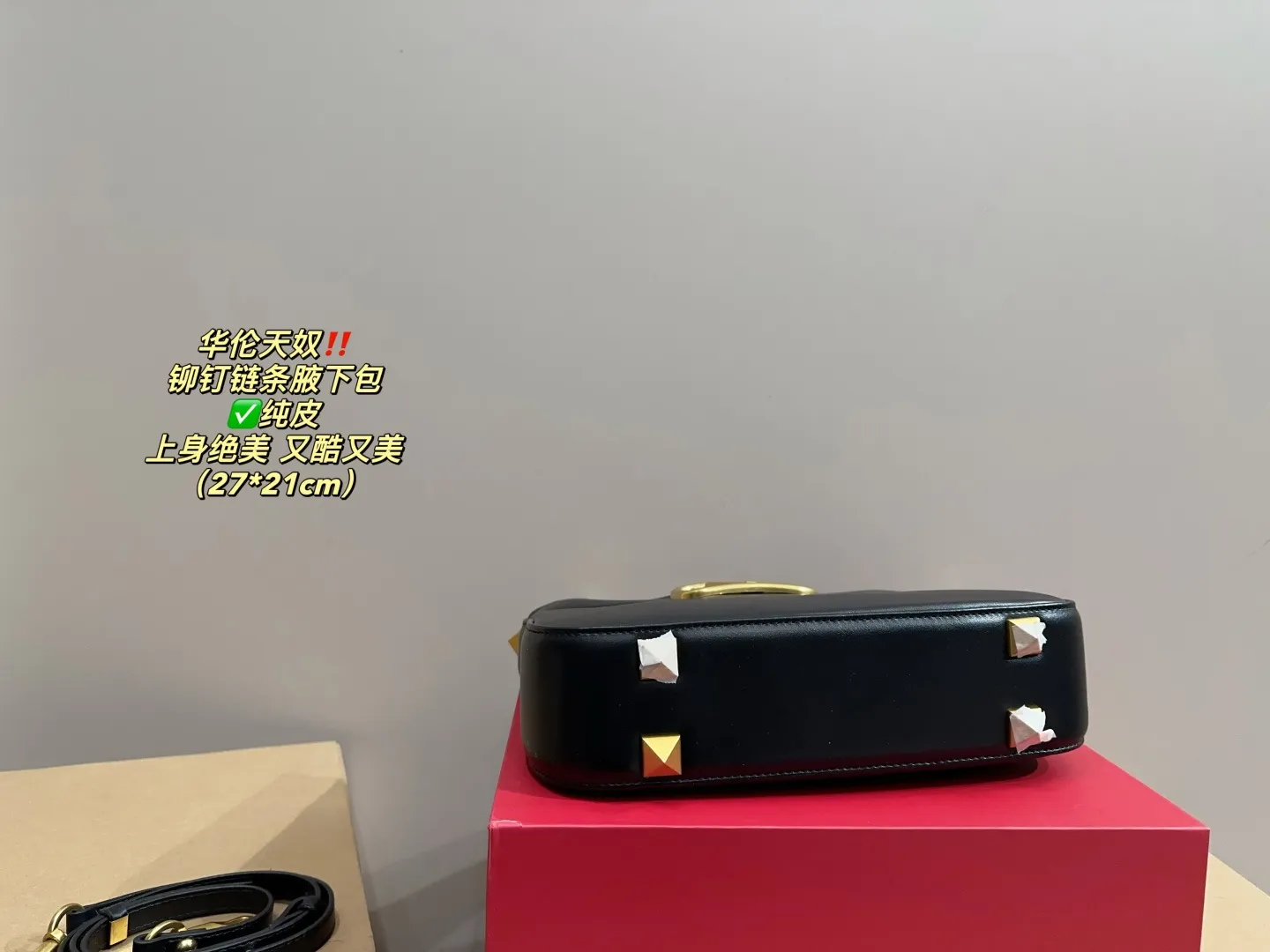 ✅Pure leather P400 with folding box⚠️Size 27.21 Valentino rivet chain armpit bag. The texture is so beautiful. The upper body is really too textured. Don’t be too attractive when shopping in daily life.