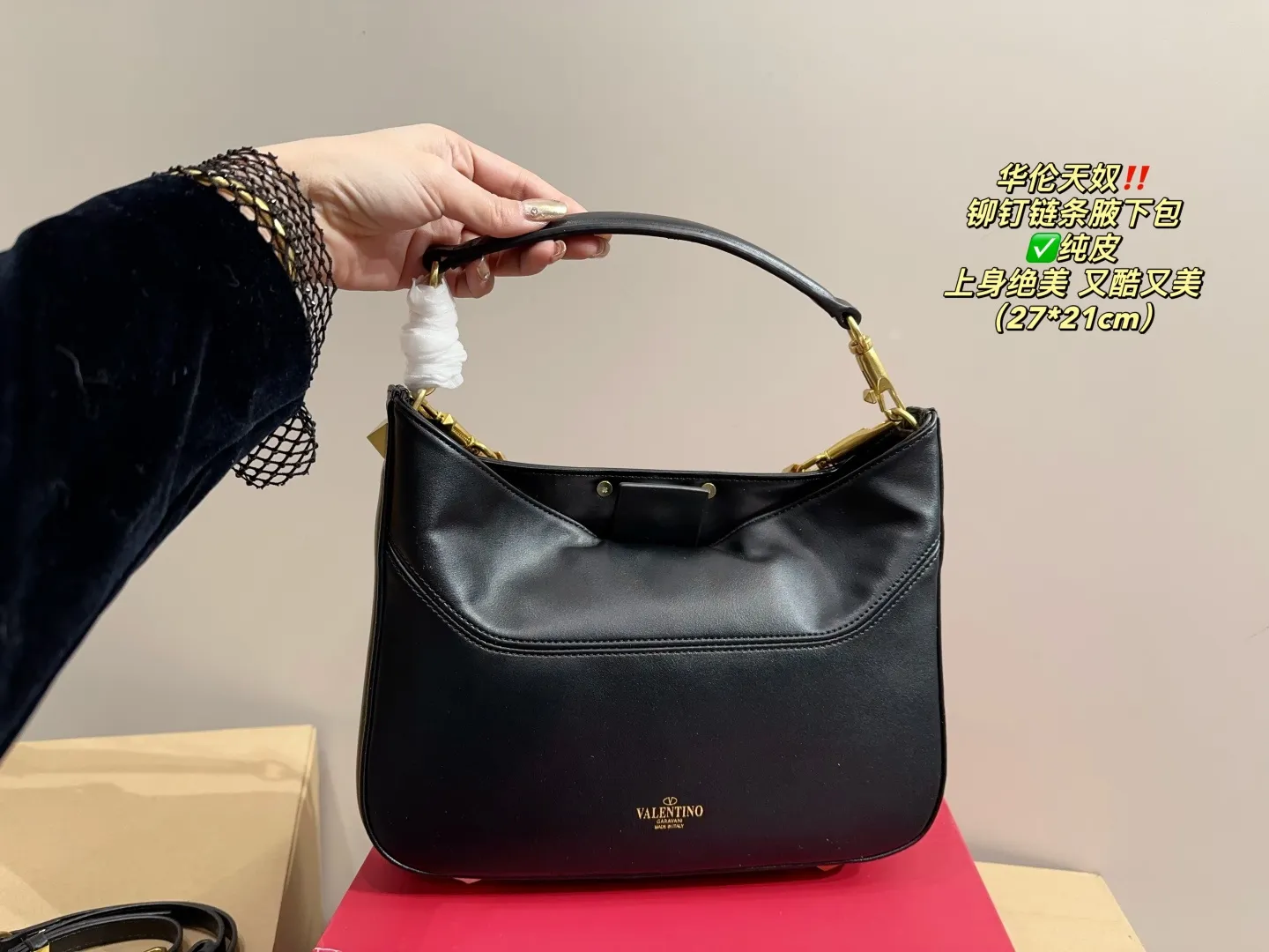 ✅Pure leather P400 with folding box⚠️Size 27.21 Valentino rivet chain armpit bag. The texture is so beautiful. The upper body is really too textured. Don’t be too attractive when shopping in daily life.
