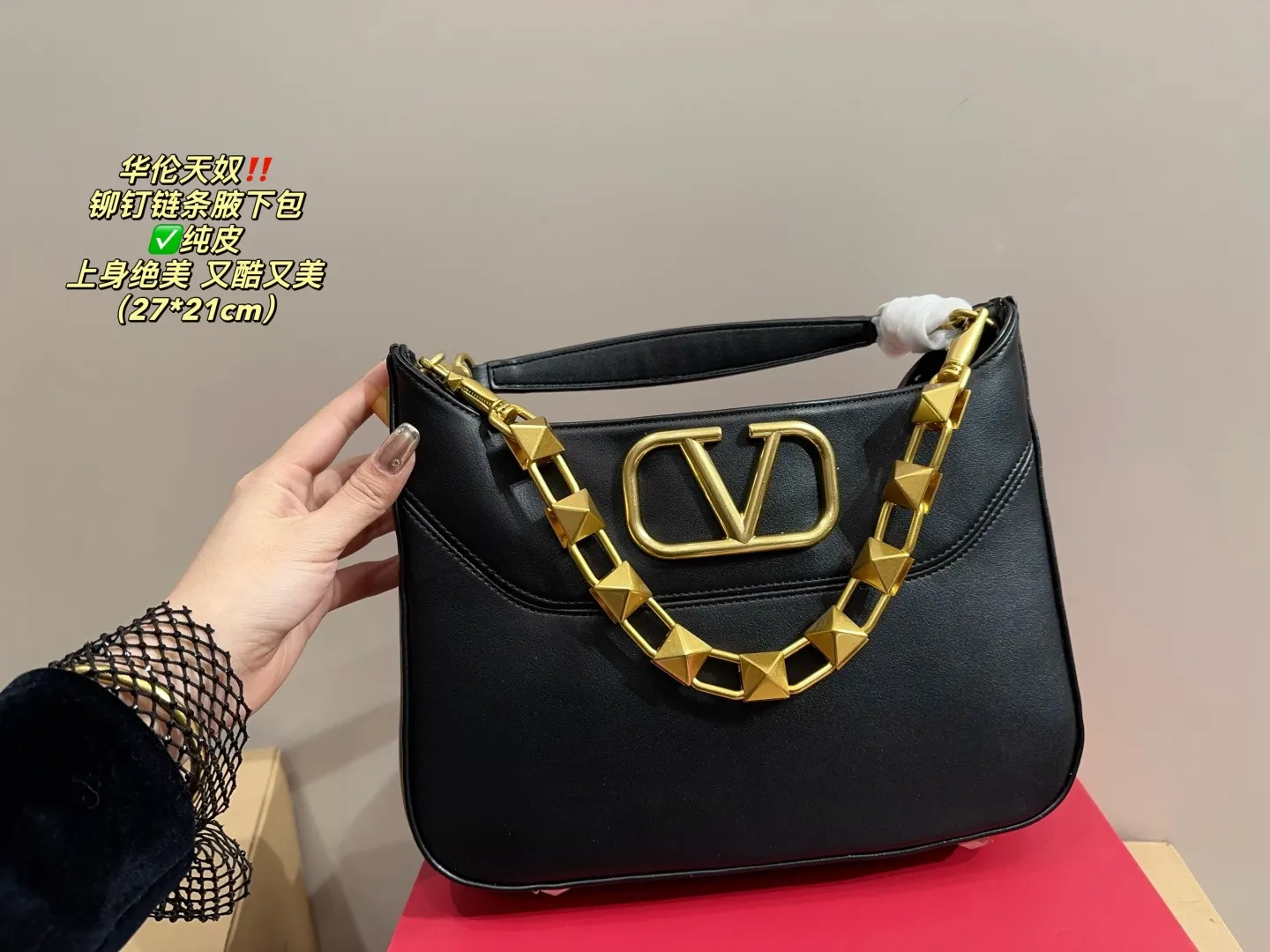 ✅Pure leather P400 with folding box⚠️Size 27.21 Valentino rivet chain armpit bag. The texture is so beautiful. The upper body is really too textured. Don’t be too attractive when shopping in daily life.