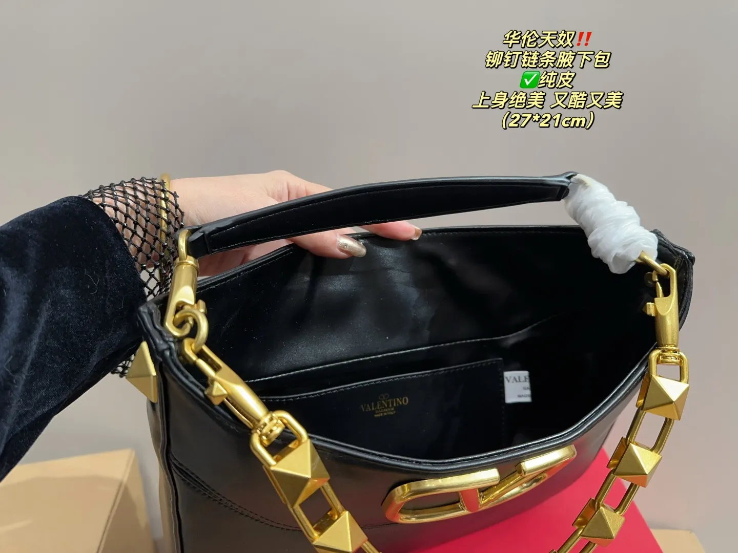 ✅Pure leather P400 with folding box⚠️Size 27.21 Valentino rivet chain armpit bag. The texture is so beautiful. The upper body is really too textured. Don’t be too attractive when shopping in daily life.