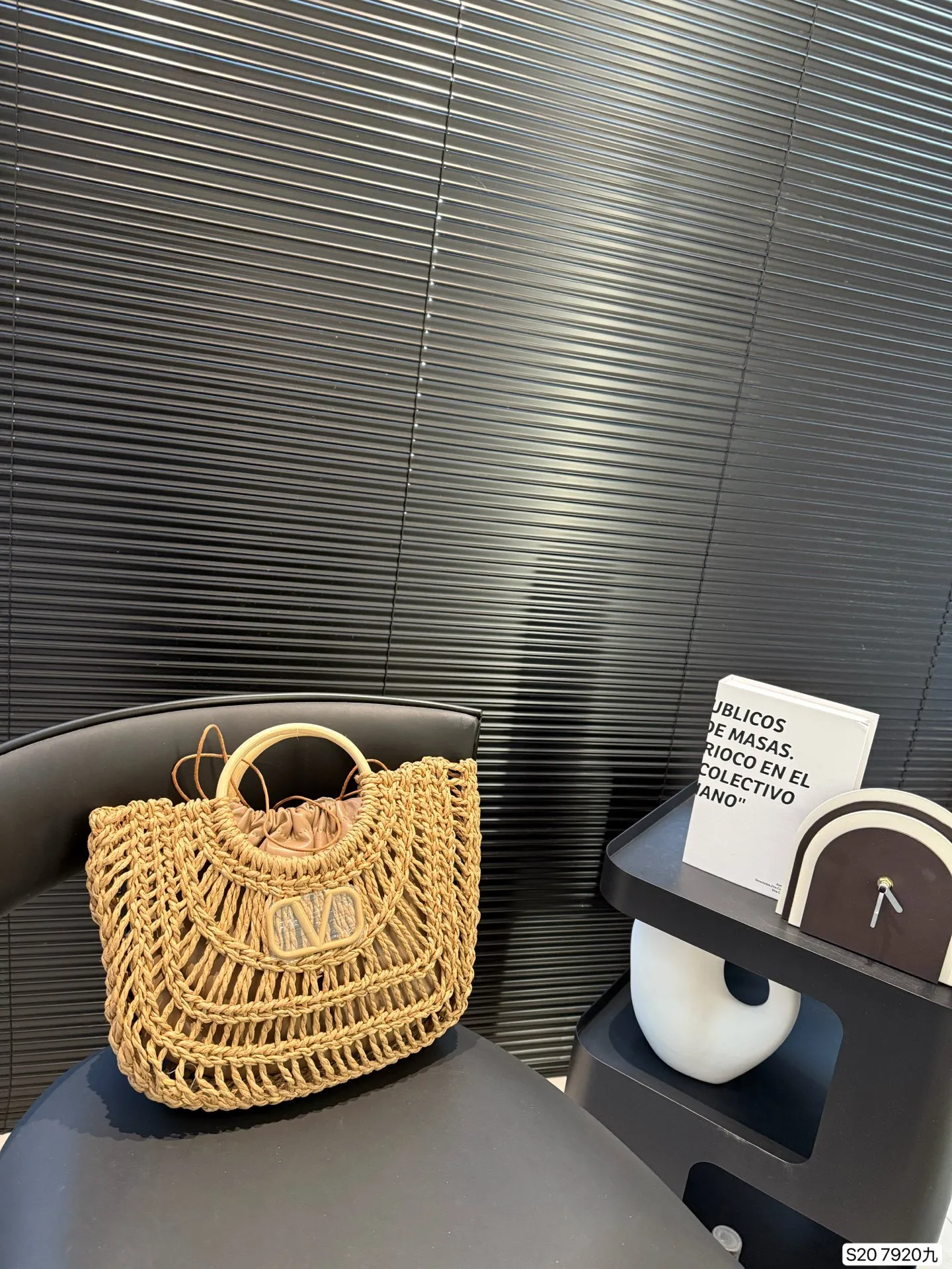 P300 comes with box Valentino Valentino woven bag 24 spring and summer has a strong holiday style, but it is also suitable for daily life. I feel that I have to have a bag like this. After all, no one wants to refuse the waves and the beach. Size: 30 22 Item No. 7920