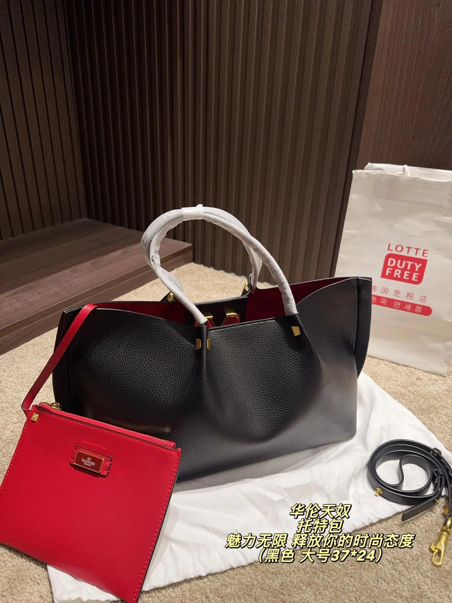 Large p380 without box ⚠️ size 37*24 Small size P370 without box ⚠️ size 25*17 Valentino tote bag has unlimited charm and unleashes your fashion attitude. It has a unique appearance and many cute colors to choose from. It is a fashion item not to be missed. It is different from the softness of canvas bags. It gives a wanton and free feeling when carried on the body. It is super textured and is loved by fashionistas.