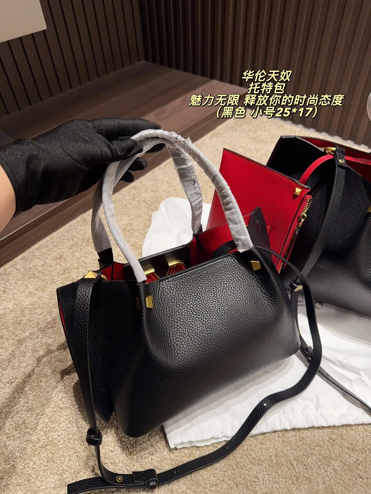 Large p380 without box ⚠️ size 37*24 Small size P370 without box ⚠️ size 25*17 Valentino tote bag has unlimited charm and unleashes your fashion attitude. It has a unique appearance and many cute colors to choose from. It is a fashion item not to be missed. It is different from the softness of canvas bags. It gives a wanton and free feeling when carried on the body. It is super textured and is loved by fashionistas.