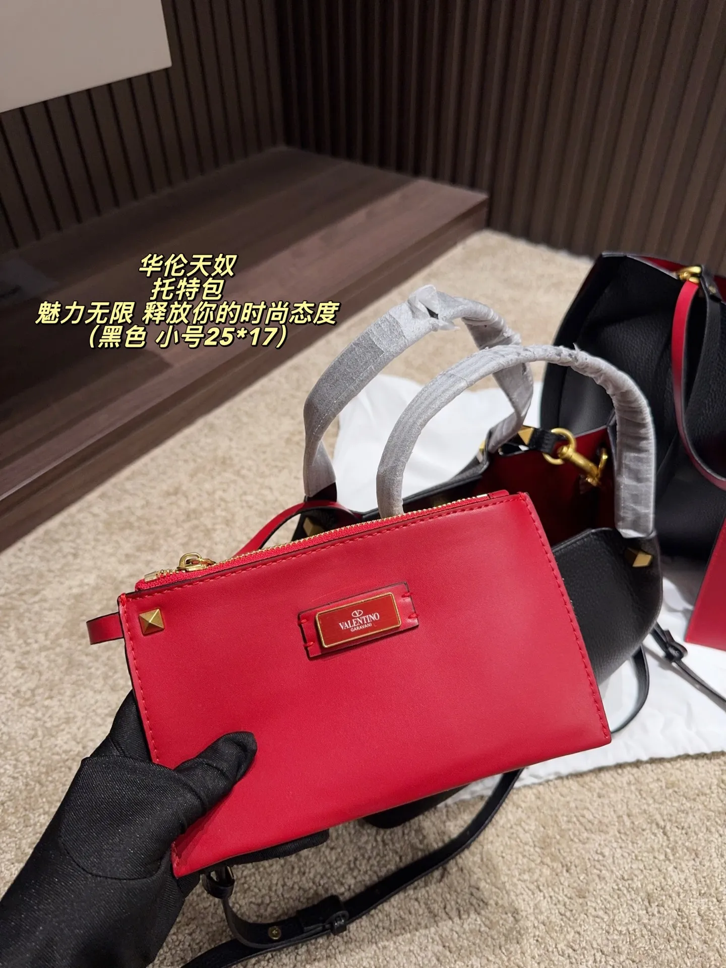 Large p380 without box ⚠️ size 37*24 Small size P370 without box ⚠️ size 25*17 Valentino tote bag has unlimited charm and unleashes your fashion attitude. It has a unique appearance and many cute colors to choose from. It is a fashion item not to be missed. It is different from the softness of canvas bags. It gives a wanton and free feeling when carried on the body. It is super textured and is loved by fashionistas.