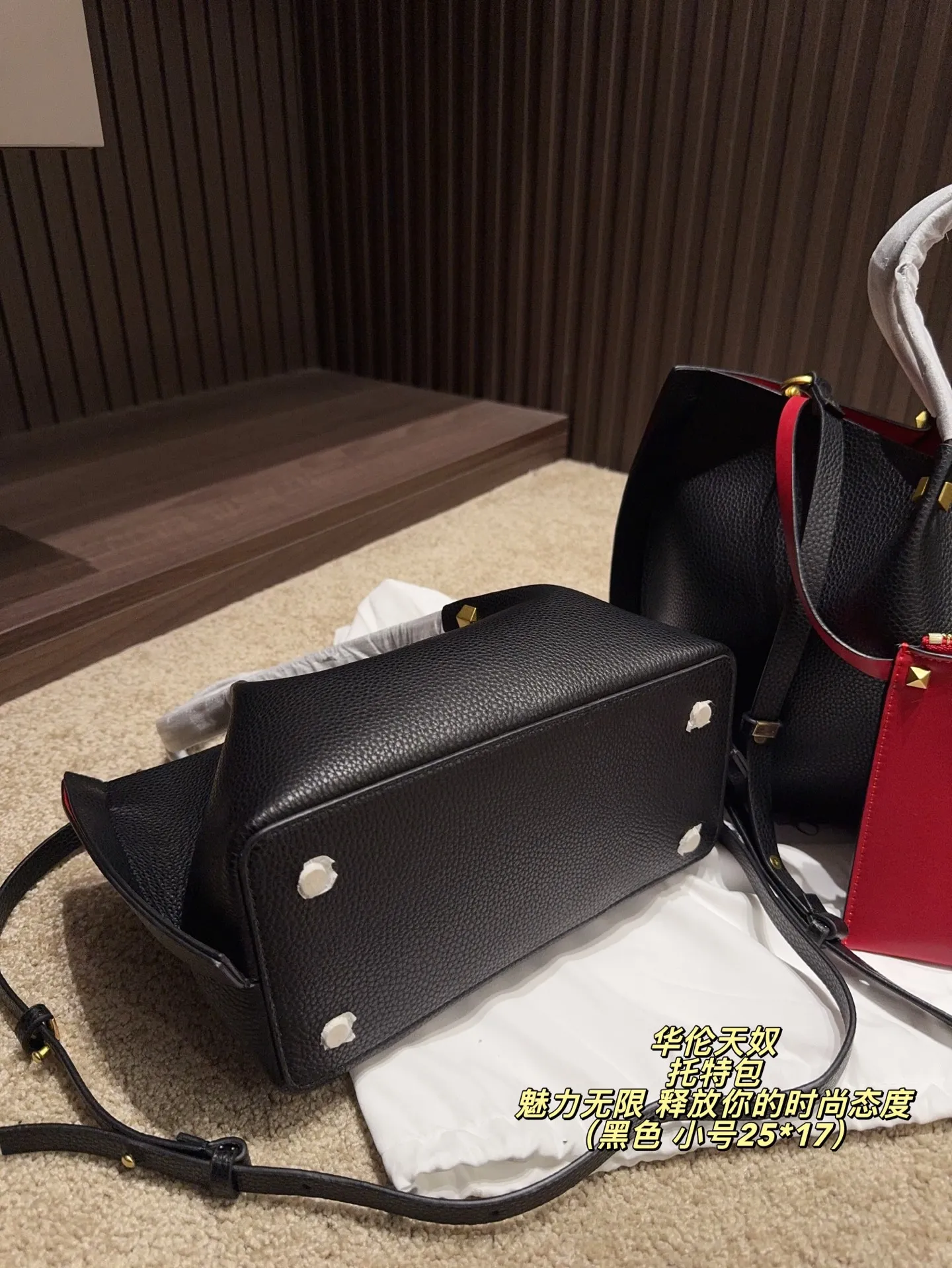 Large p380 without box ⚠️ size 37*24 Small size P370 without box ⚠️ size 25*17 Valentino tote bag has unlimited charm and unleashes your fashion attitude. It has a unique appearance and many cute colors to choose from. It is a fashion item not to be missed. It is different from the softness of canvas bags. It gives a wanton and free feeling when carried on the body. It is super textured and is loved by fashionistas.