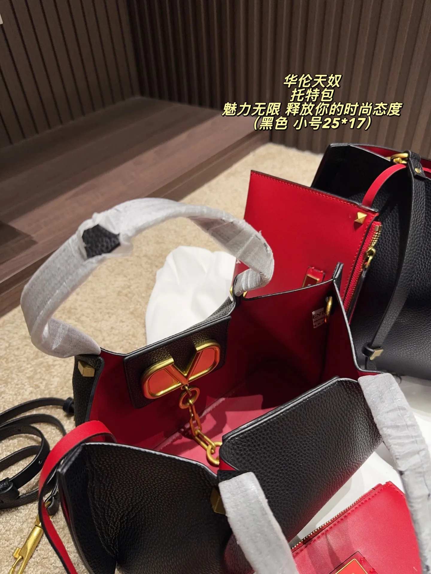 Large p380 without box ⚠️ size 37*24 Small size P370 without box ⚠️ size 25*17 Valentino tote bag has unlimited charm and unleashes your fashion attitude. It has a unique appearance and many cute colors to choose from. It is a fashion item not to be missed. It is different from the softness of canvas bags. It gives a wanton and free feeling when carried on the body. It is super textured and is loved by fashionistas.