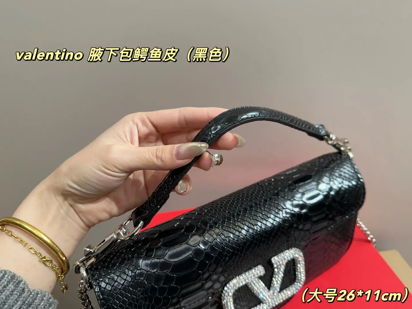 Large P340 comes with box⚠️Size 26.11 Small P330 comes with box⚠️Size 19.12 Valentino valentino underarm bag crocodile leather