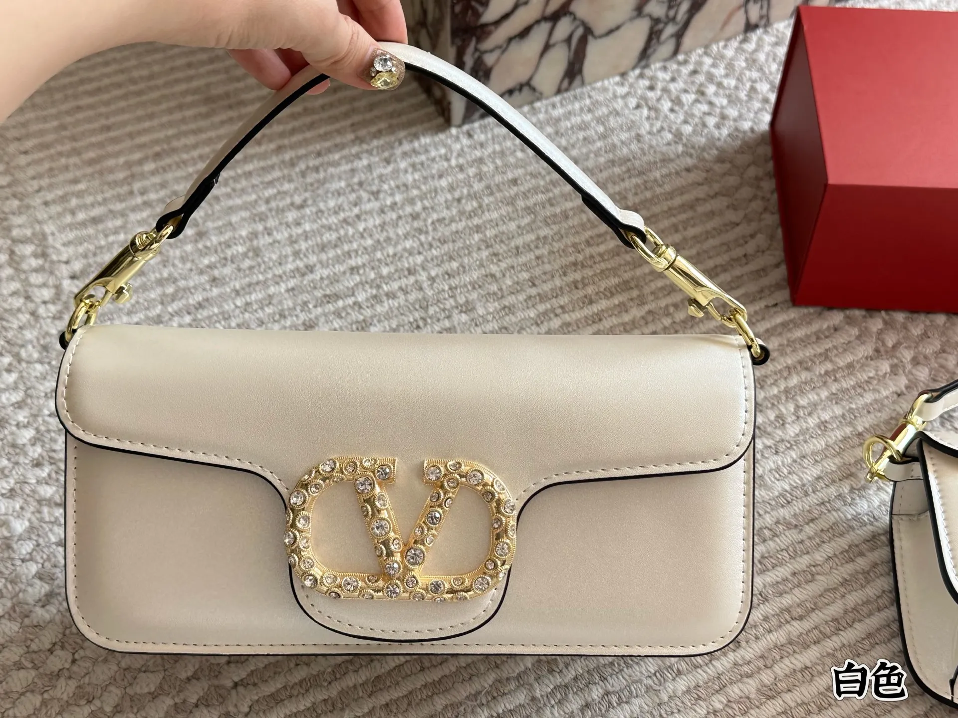 💰 320, p310 box size: 20 9cm 26 17cm Valentino new product! Who can resist this style? It’s totally okay to wear in spring, summer, autumn and winter~