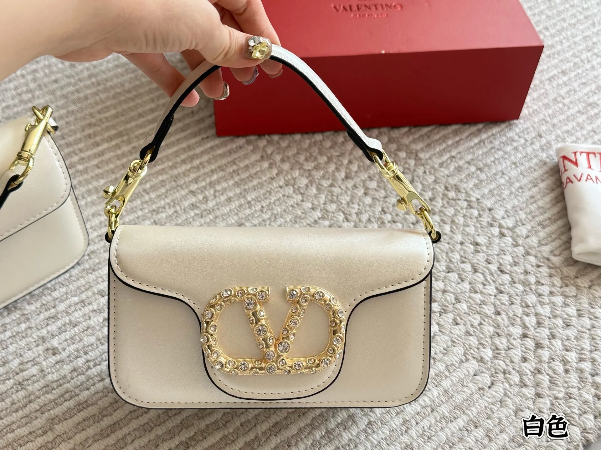 💰 320, p310 box size: 20 9cm 26 17cm Valentino new product! Who can resist this style? It’s totally okay to wear in spring, summer, autumn and winter~