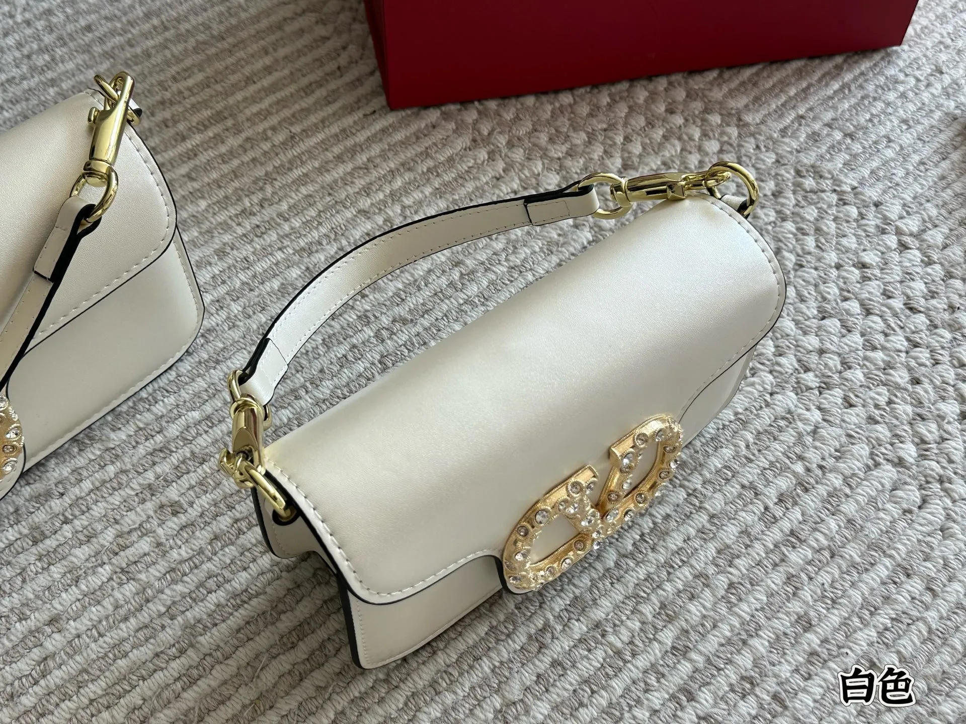 💰 320, p310 box size: 20 9cm 26 17cm Valentino new product! Who can resist this style? It’s totally okay to wear in spring, summer, autumn and winter~