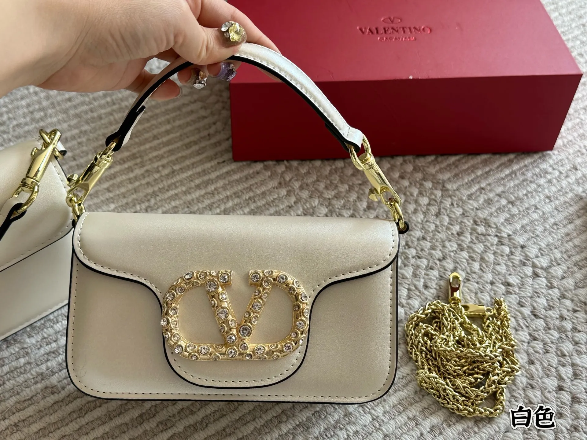 💰 320, p310 box size: 20 9cm 26 17cm Valentino new product! Who can resist this style? It’s totally okay to wear in spring, summer, autumn and winter~
