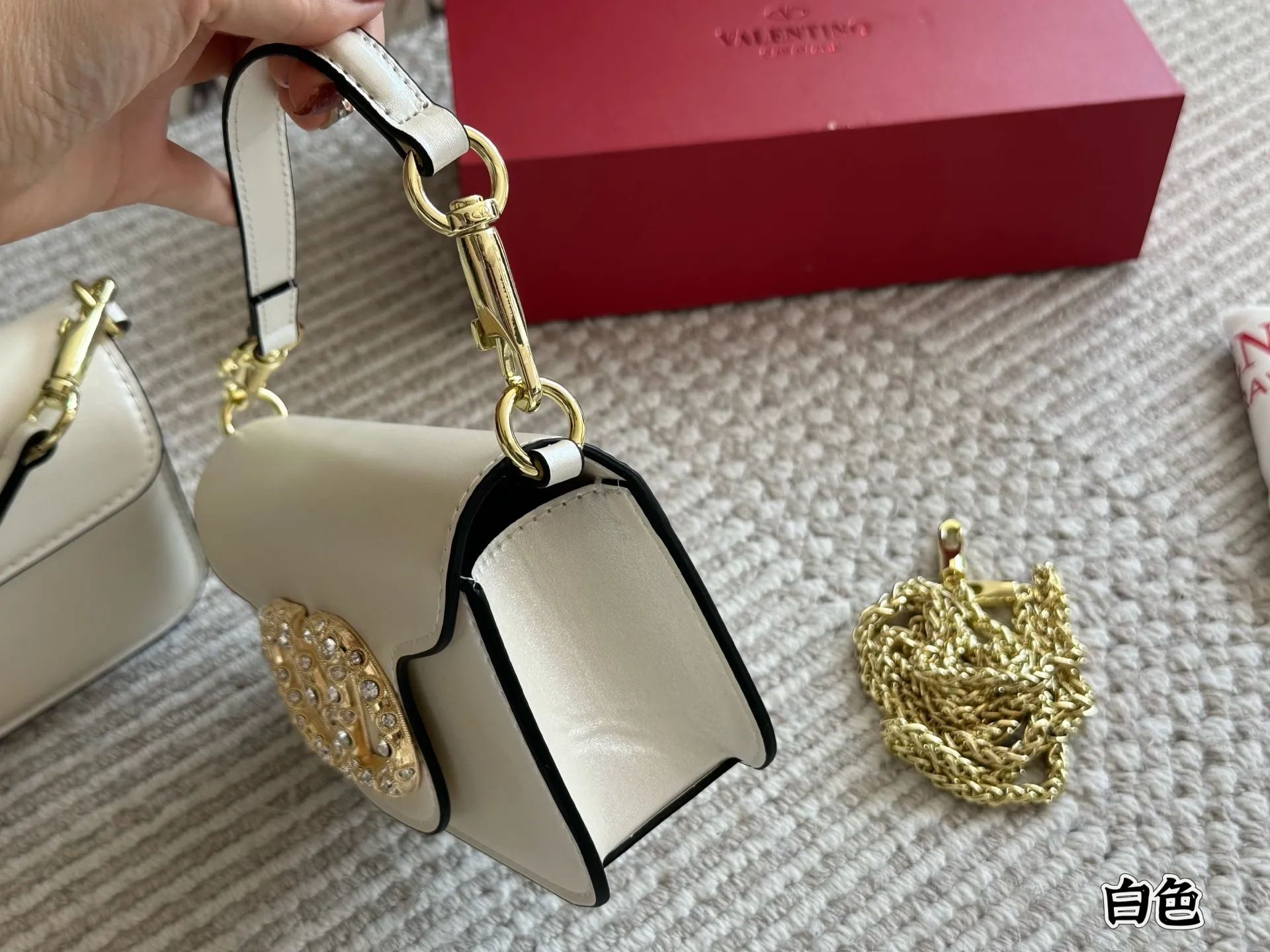 💰 320, p310 box size: 20 9cm 26 17cm Valentino new product! Who can resist this style? It’s totally okay to wear in spring, summer, autumn and winter~