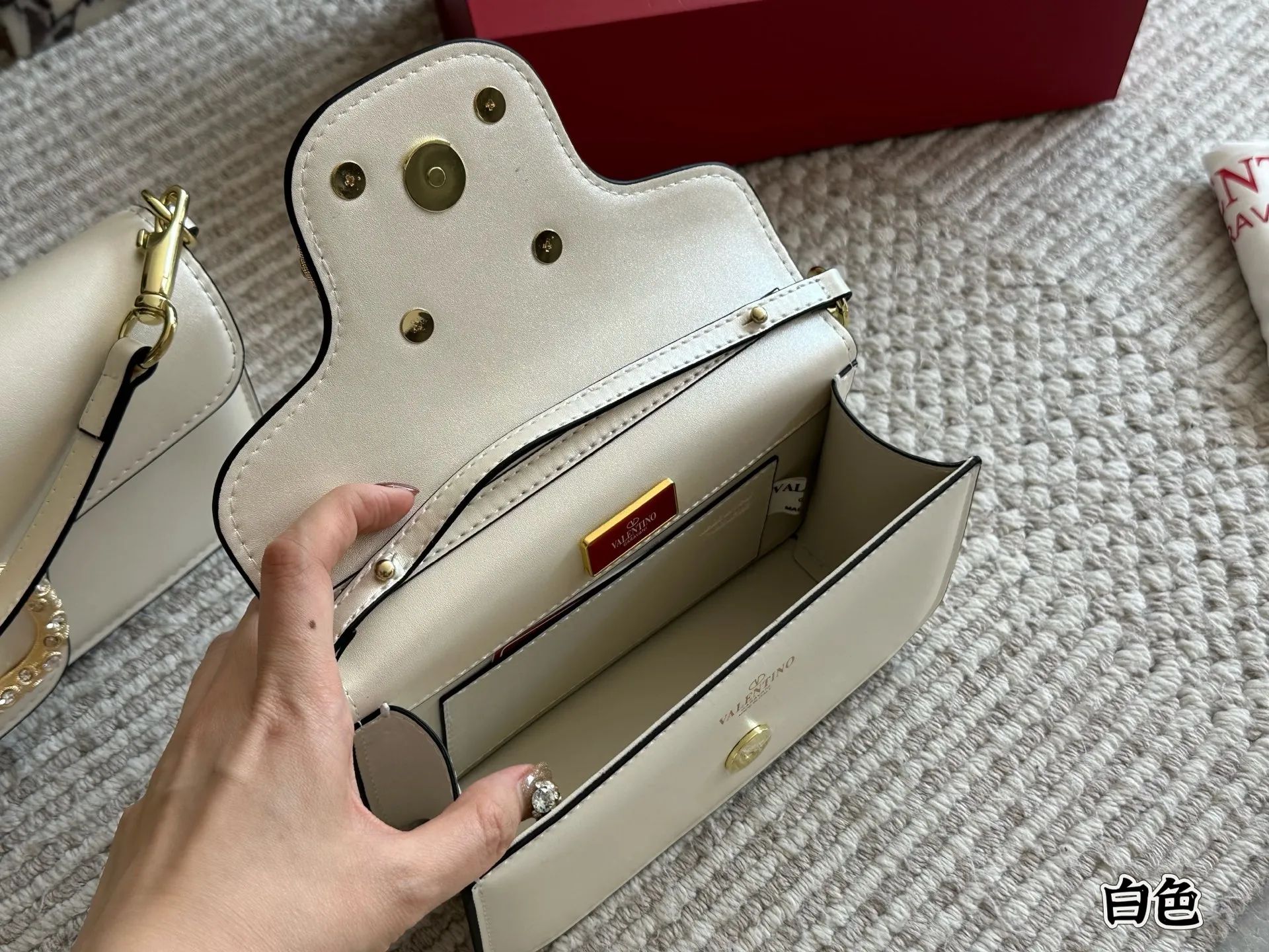 💰 320, p310 box size: 20 9cm 26 17cm Valentino new product! Who can resist this style? It’s totally okay to wear in spring, summer, autumn and winter~