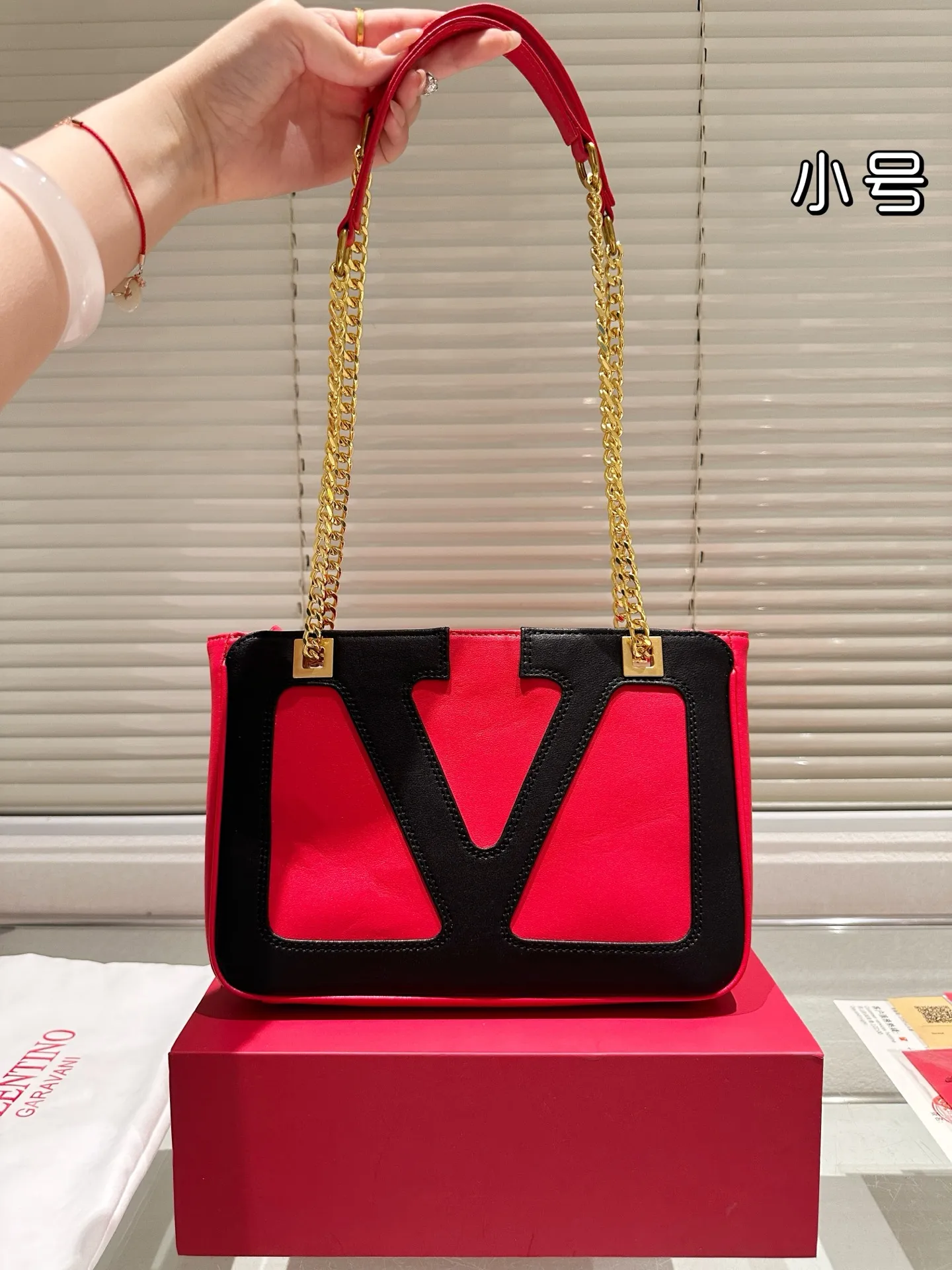 P370 Comes with gift box 🎁 Valentino VALENTINO Women’s Tote Bag Valentino Letter Bag Letter bag from Valentino. The new season has just arrived. Size 28.19