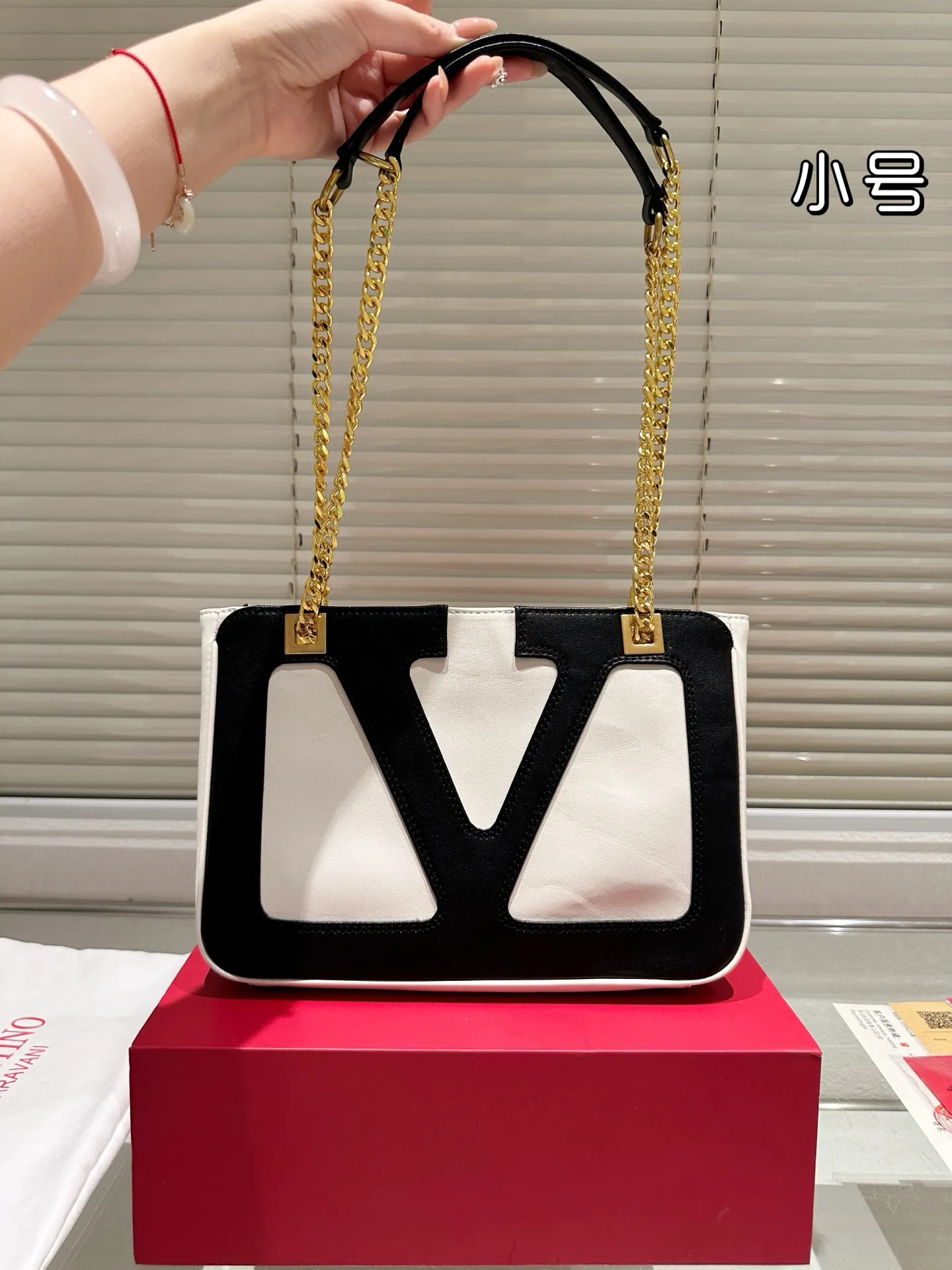 P370 Comes with gift box 🎁 Valentino VALENTINO Women’s Tote Bag Valentino Letter Bag Letter bag from Valentino. The new season has just arrived. Size 28.19