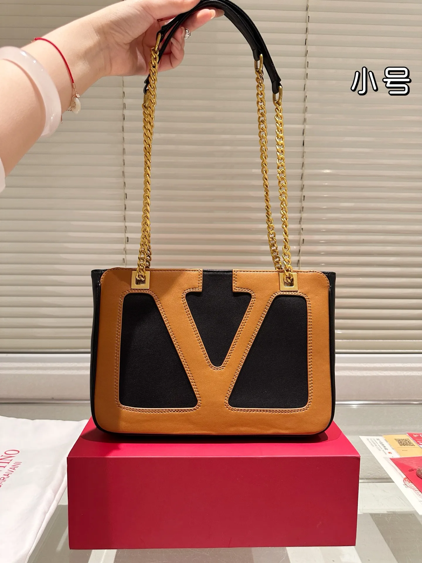 P370 Comes with gift box 🎁 Valentino VALENTINO Women’s Tote Bag Valentino Letter Bag Letter bag from Valentino. The new season has just arrived. Size 28.19