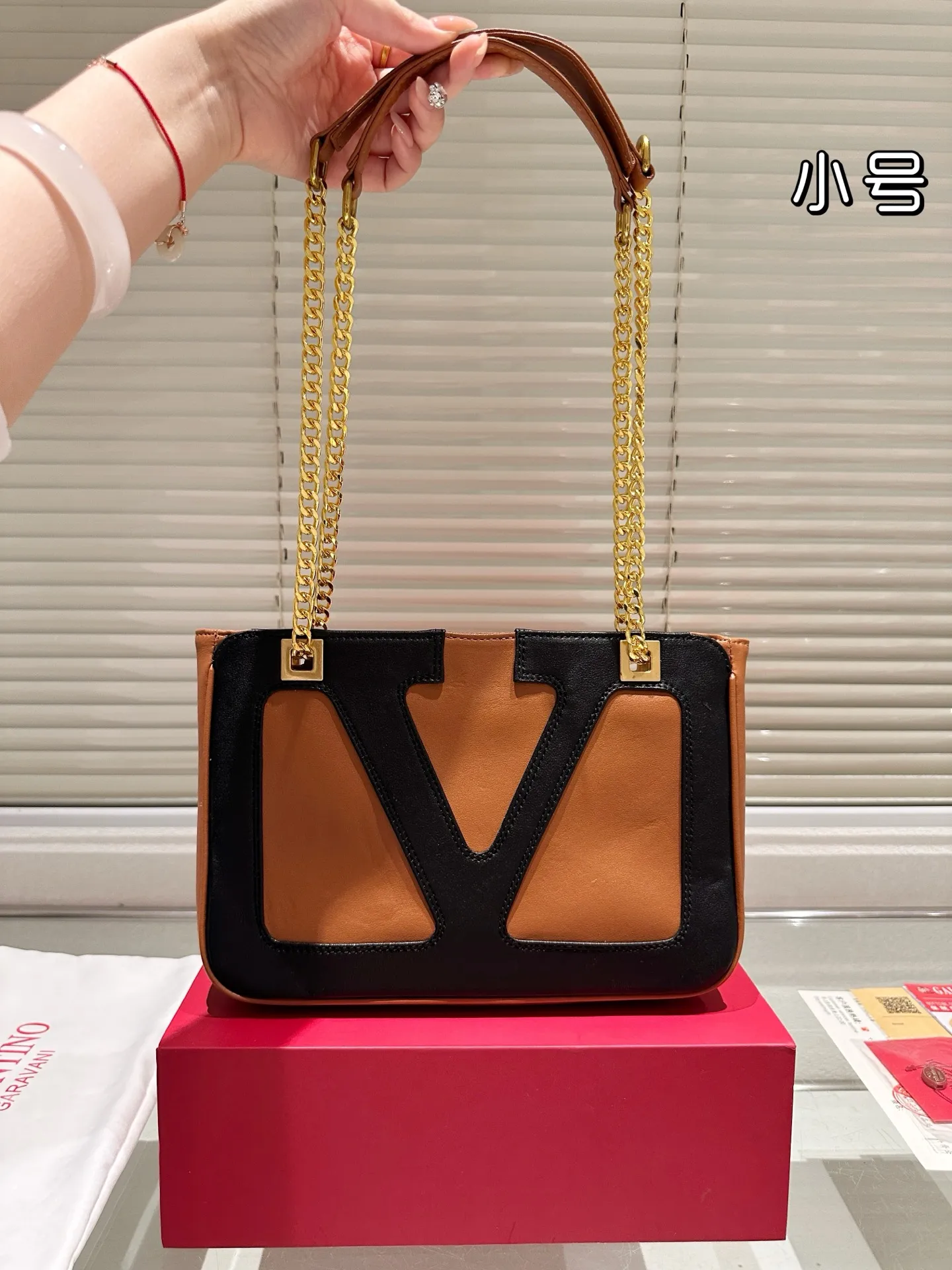 P370 Comes with gift box 🎁 Valentino VALENTINO Women’s Tote Bag Valentino Letter Bag Letter bag from Valentino. The new season has just arrived. Size 28.19