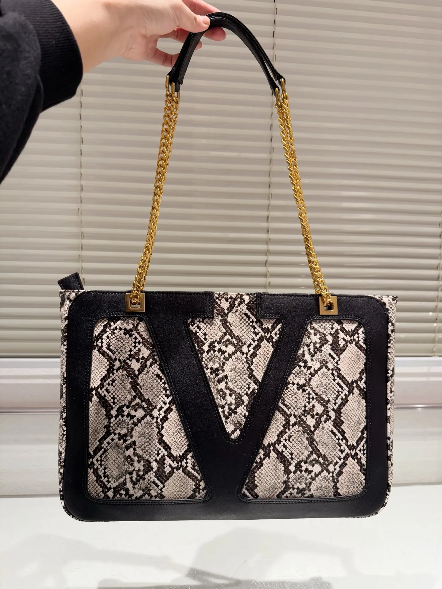 P380 Valentino VALENTINO Women's Tote Bag Valentino Letter Bag Letter bag from Valentino. The new season has just arrived. Size 37.26