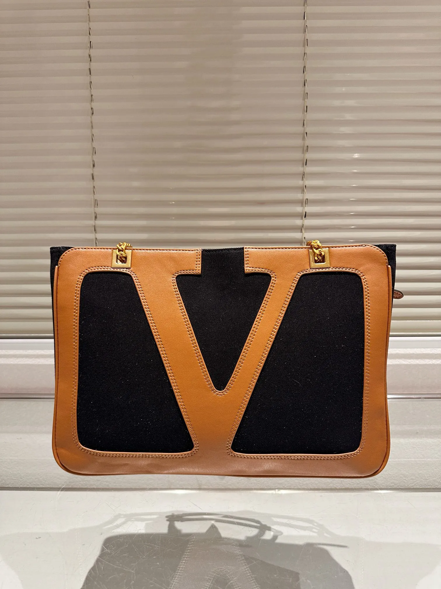 P380 Valentino VALENTINO Women's Tote Bag Valentino Letter Bag Letter bag from Valentino. The new season has just arrived. Size 37.26