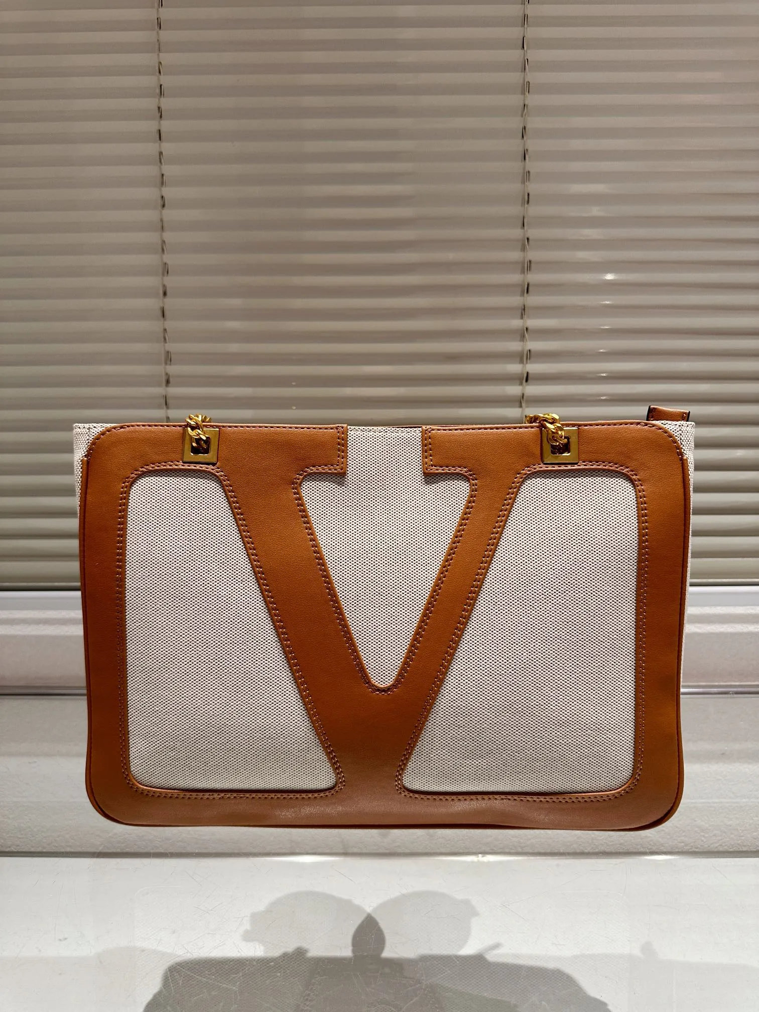 P380 Valentino VALENTINO Women's Tote Bag Valentino Letter Bag Letter bag from Valentino. The new season has just arrived. Size 37.26