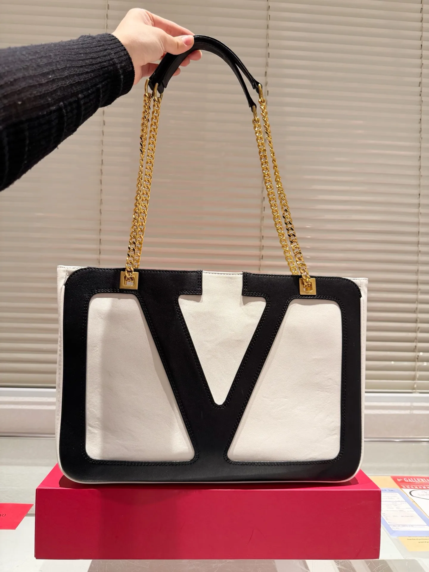 P380 Valentino VALENTINO Women's Tote Bag Valentino Letter Bag Letter bag from Valentino. The new season has just arrived. Size 37.26