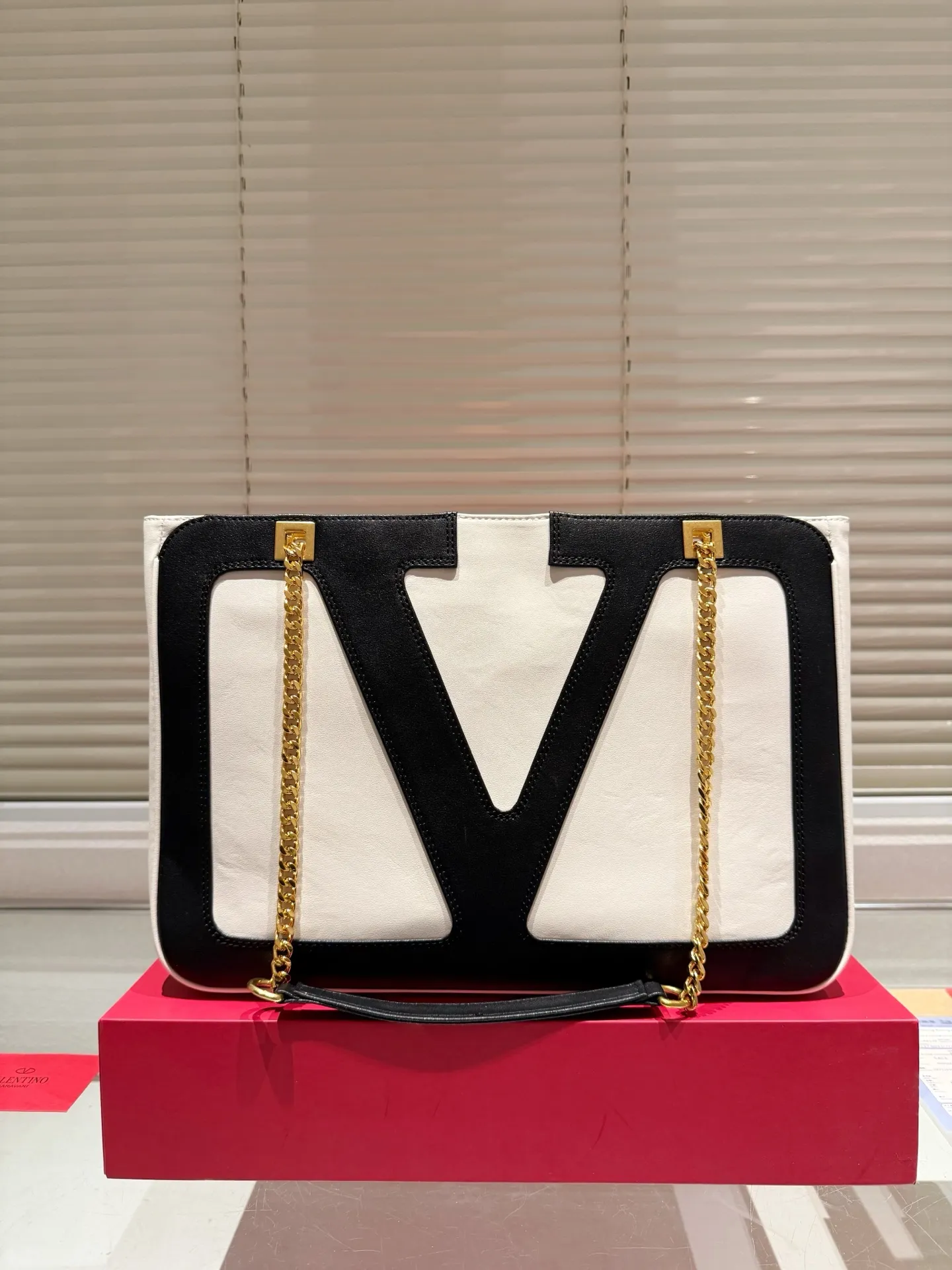 P380 Valentino VALENTINO Women's Tote Bag Valentino Letter Bag Letter bag from Valentino. The new season has just arrived. Size 37.26