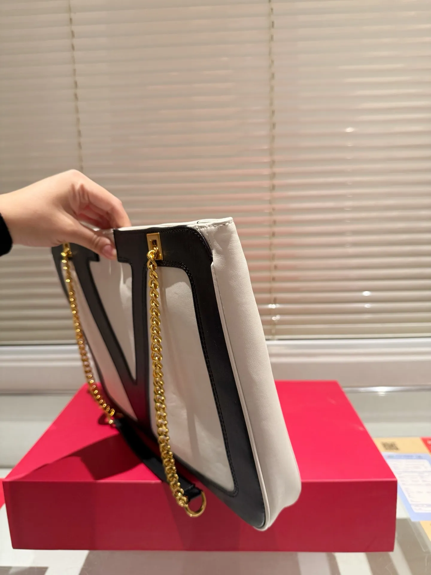 P380 Valentino VALENTINO Women's Tote Bag Valentino Letter Bag Letter bag from Valentino. The new season has just arrived. Size 37.26