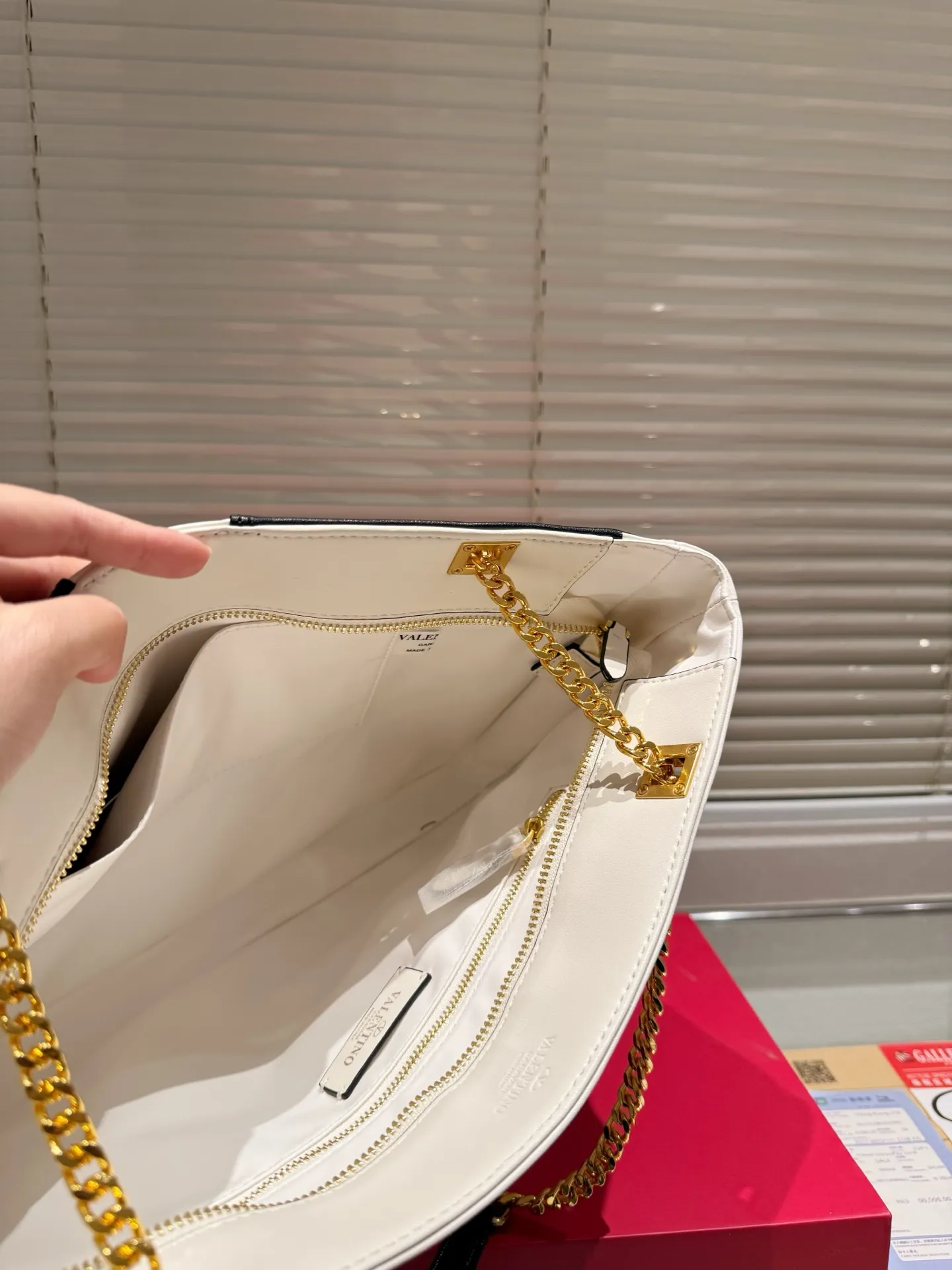 P380 Valentino VALENTINO Women's Tote Bag Valentino Letter Bag Letter bag from Valentino. The new season has just arrived. Size 37.26