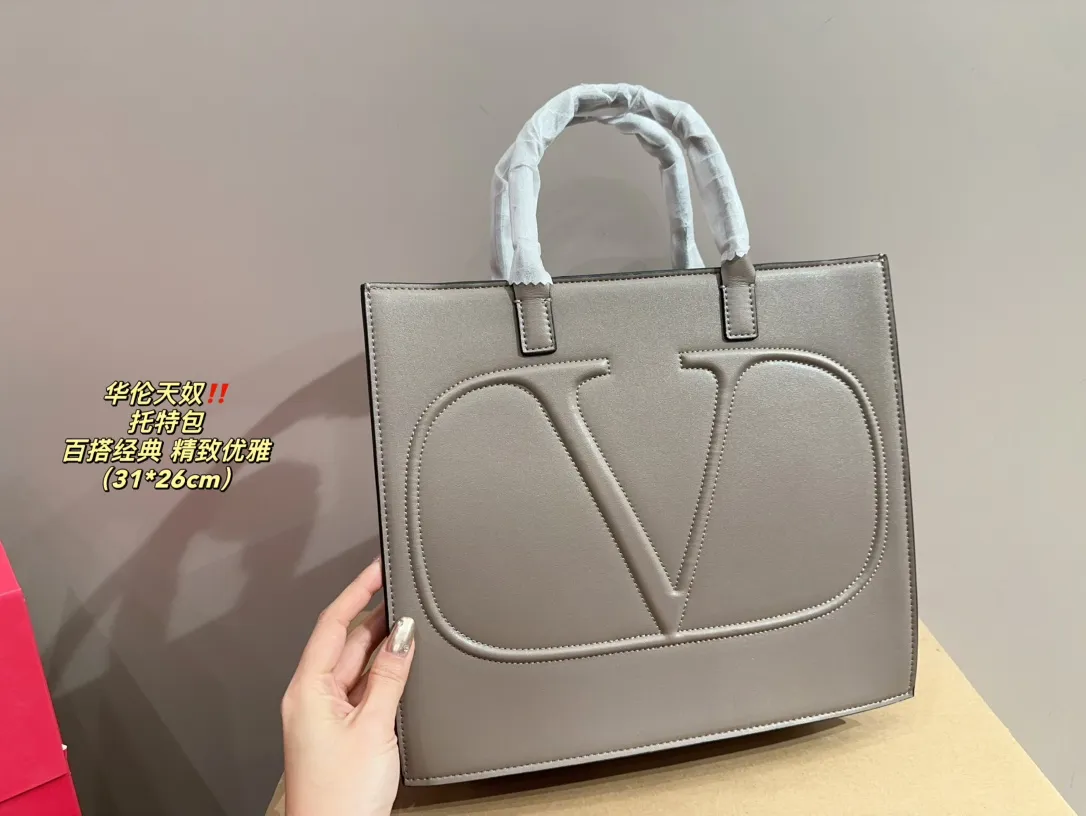 P370 comes with folding box ⚠️Size 31.26 Valentino tote bag, versatile and classic, exquisite one, really super invincible and cute, full of fairy spirit, a must-have for girls every day